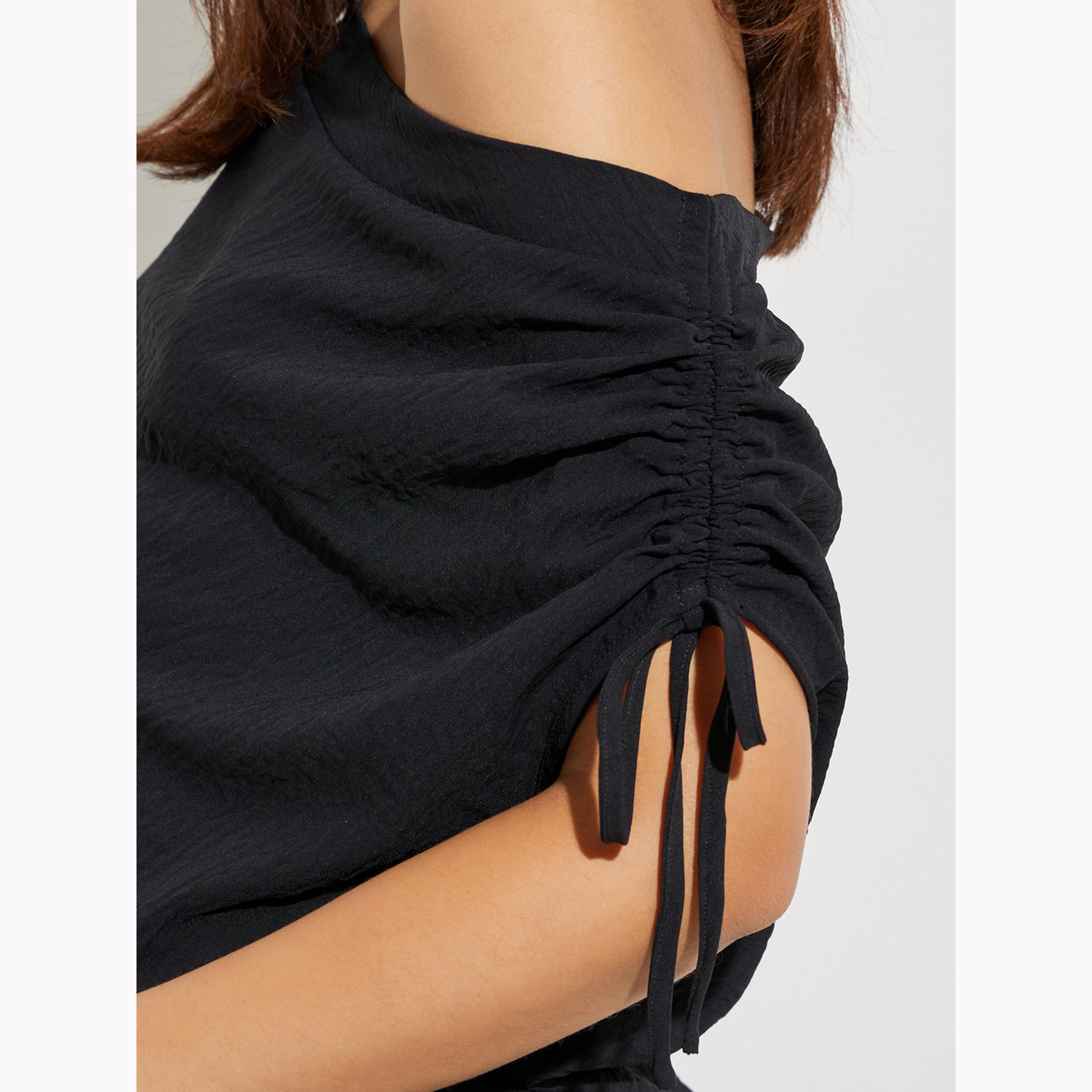 توب أسود سادة بياقة غير متماثلة وتفاصيل زمزمات-women-clothing-shirtsandblouses-blouses-image-5