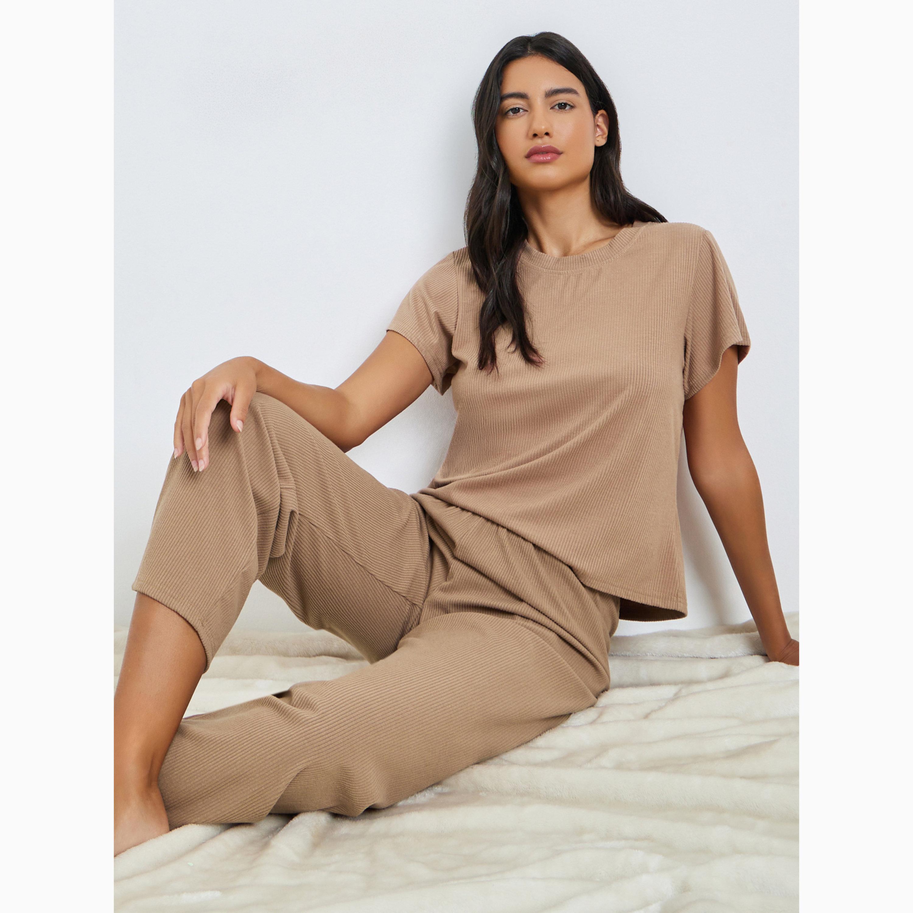 طقم بيجاما من بنطال وشورت وتيشيرت بأكمام قصيرة وتفاصيل مضلعة-women-clothing-nightwear-pyjamas-longsets-image-2