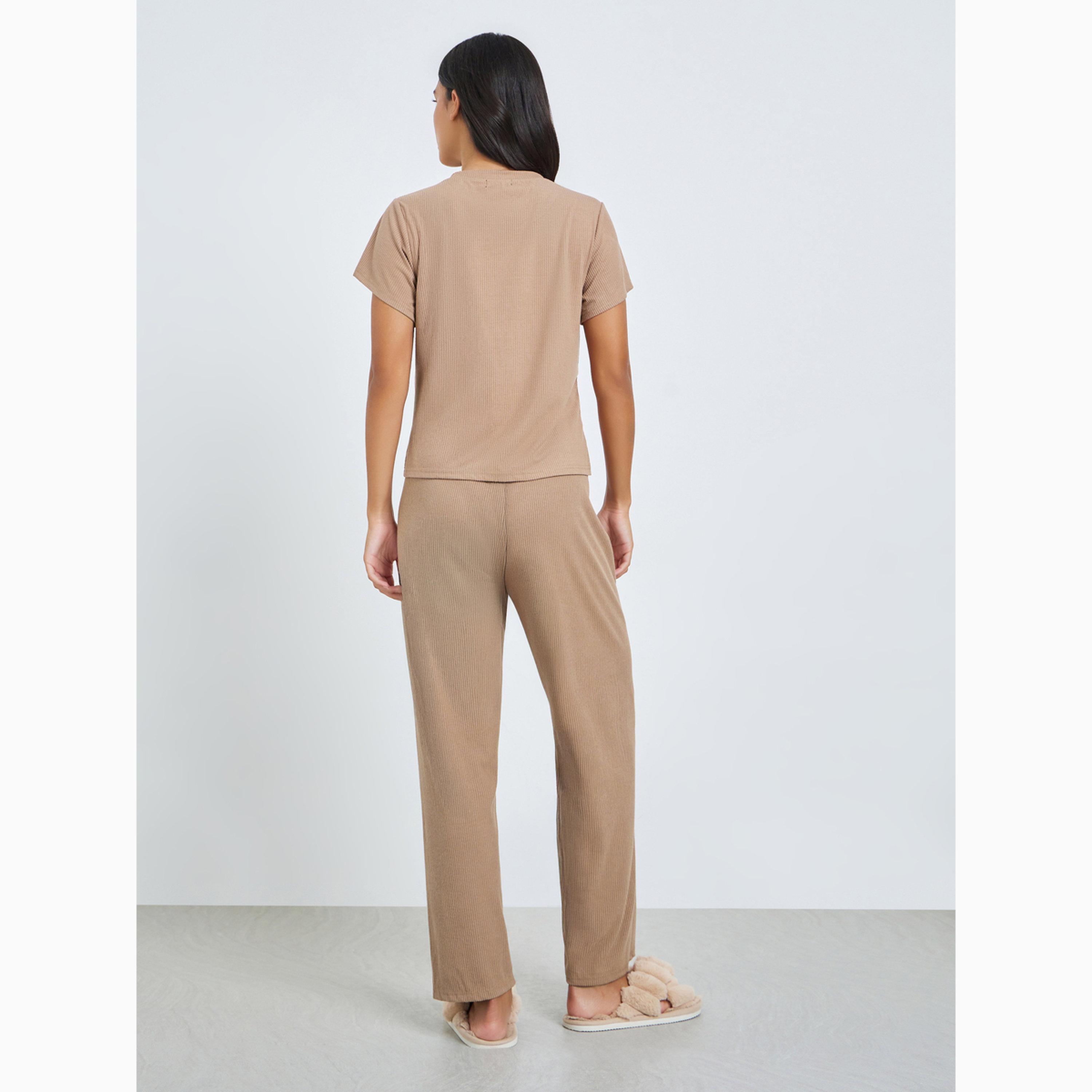 طقم بيجاما من بنطال وشورت وتيشيرت بأكمام قصيرة وتفاصيل مضلعة-women-clothing-nightwear-pyjamas-longsets-image-6