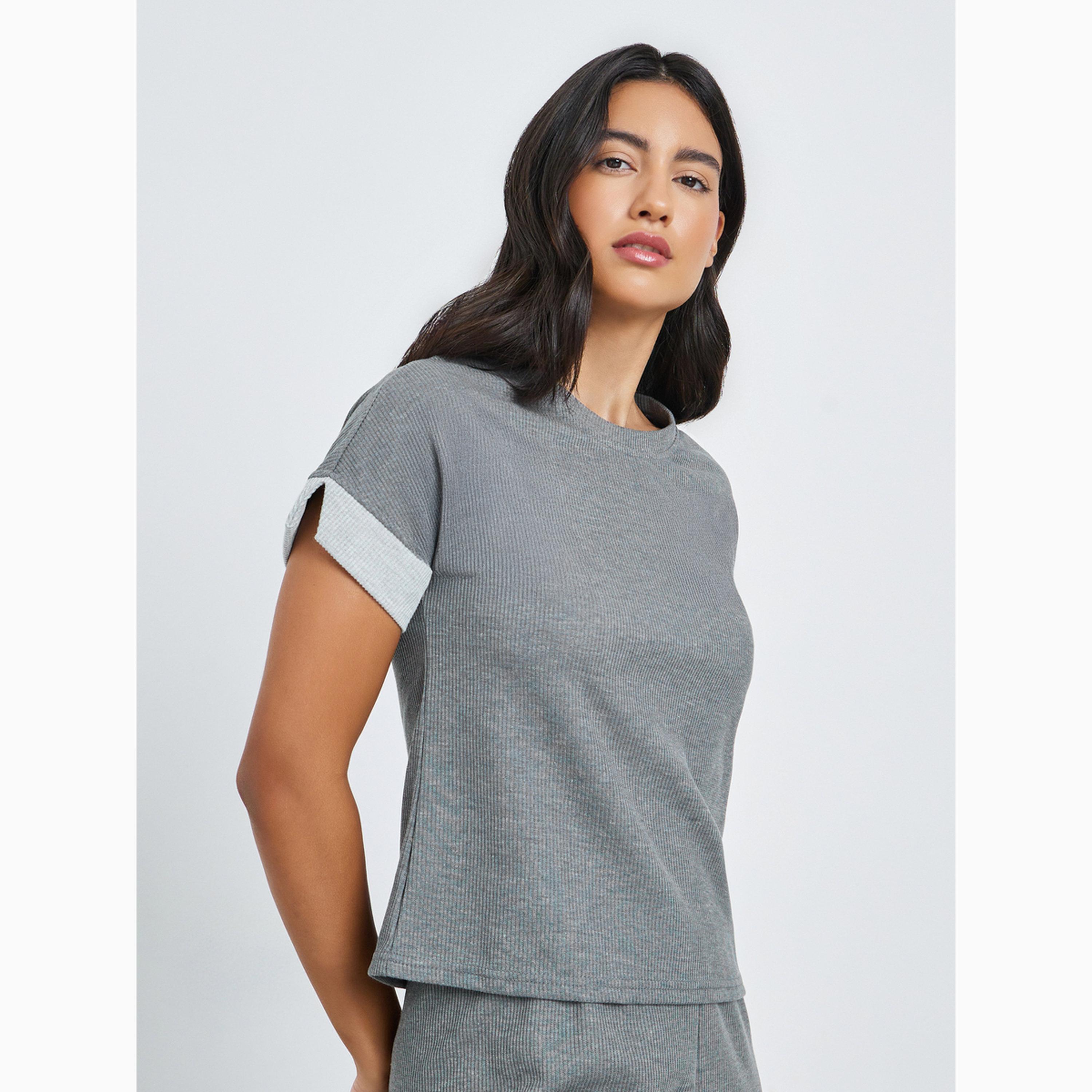 طقم بيجاما من بنطال وتيشيرت بحواف مباينة وتفاصيل مضلعة-women-clothing-nightwear-pyjamas-longsets-image-2