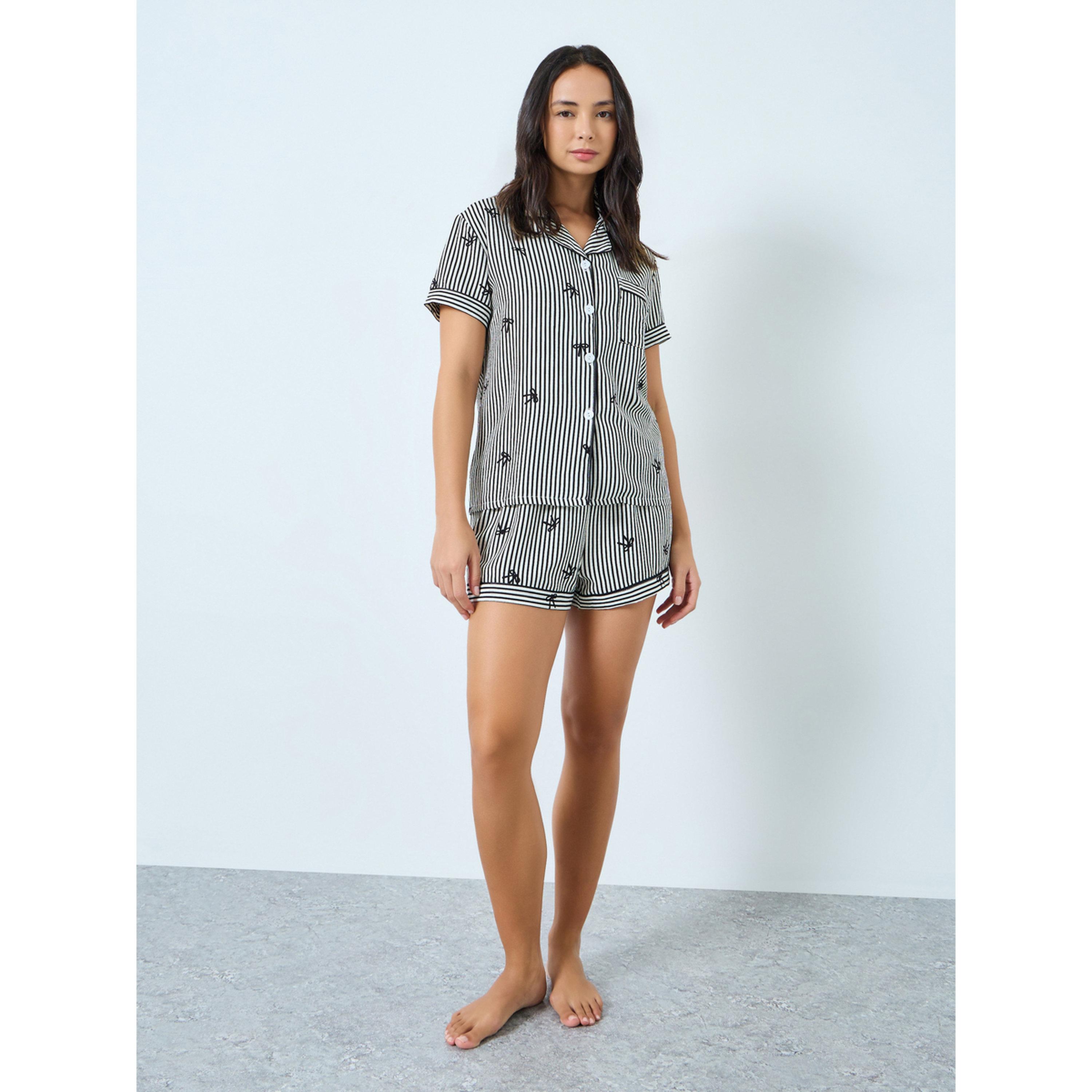 مجموعة من شورت وبلوزة بطبعة فيونكة ومخططة-women-clothing-nightwear-pyjamas-shortsets-image-2