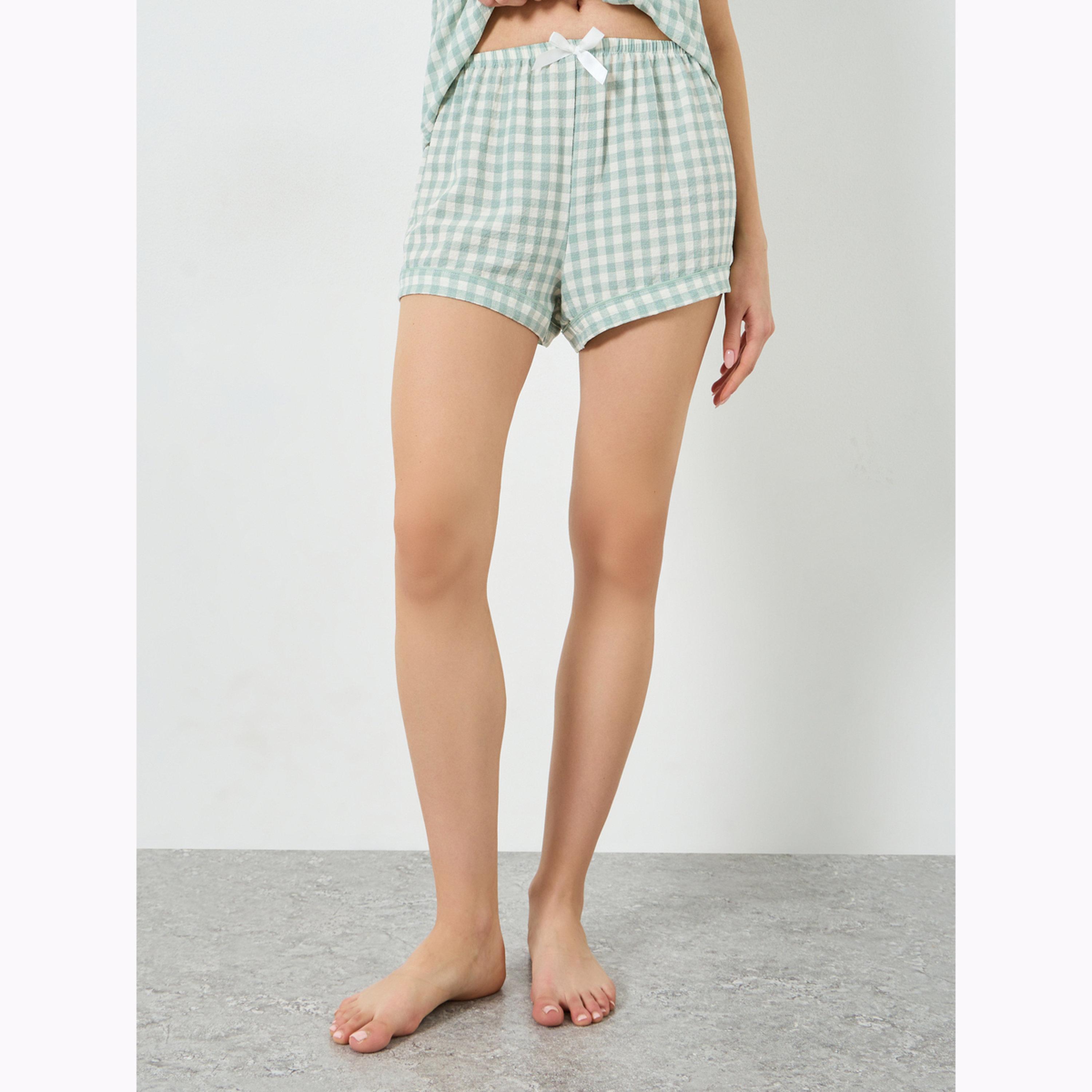 طقم بيجاما من شورت وبلوزة كاروهات وأكمام قصيرة-women-clothing-nightwear-pyjamas-shortsets-image-4