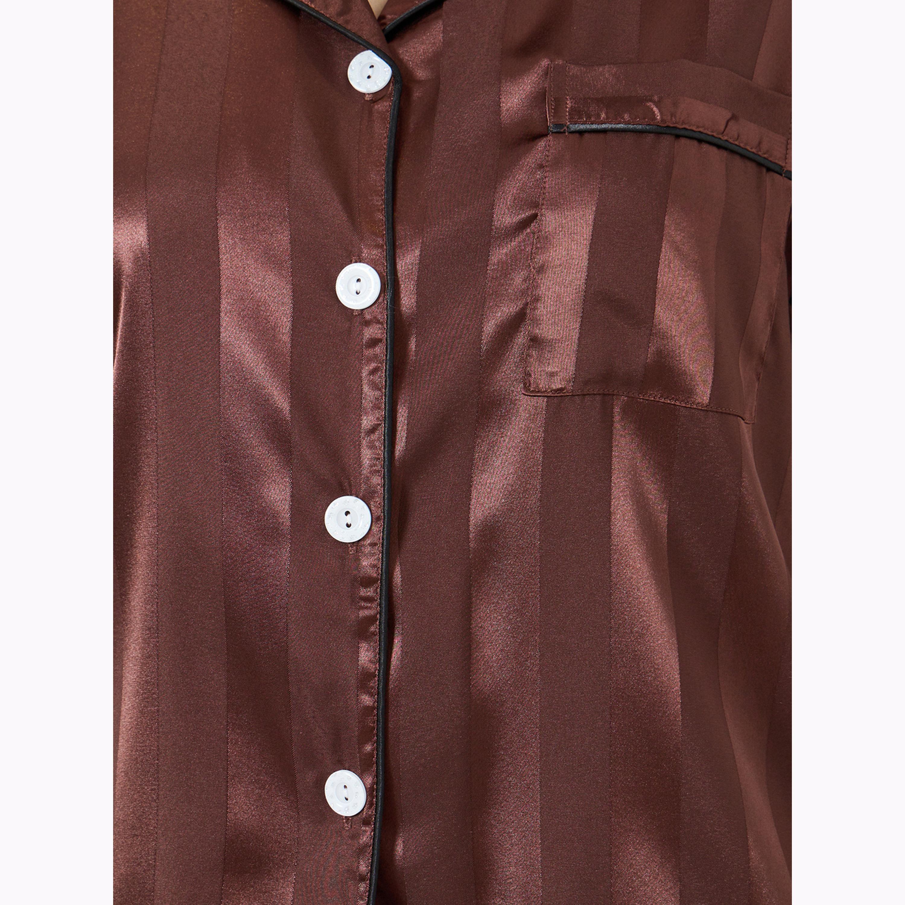 طقم بيجاما من شورت وبلوزة مخططة بحواف متباينة-women-clothing-nightwear-pyjamas-shortsets-image-1