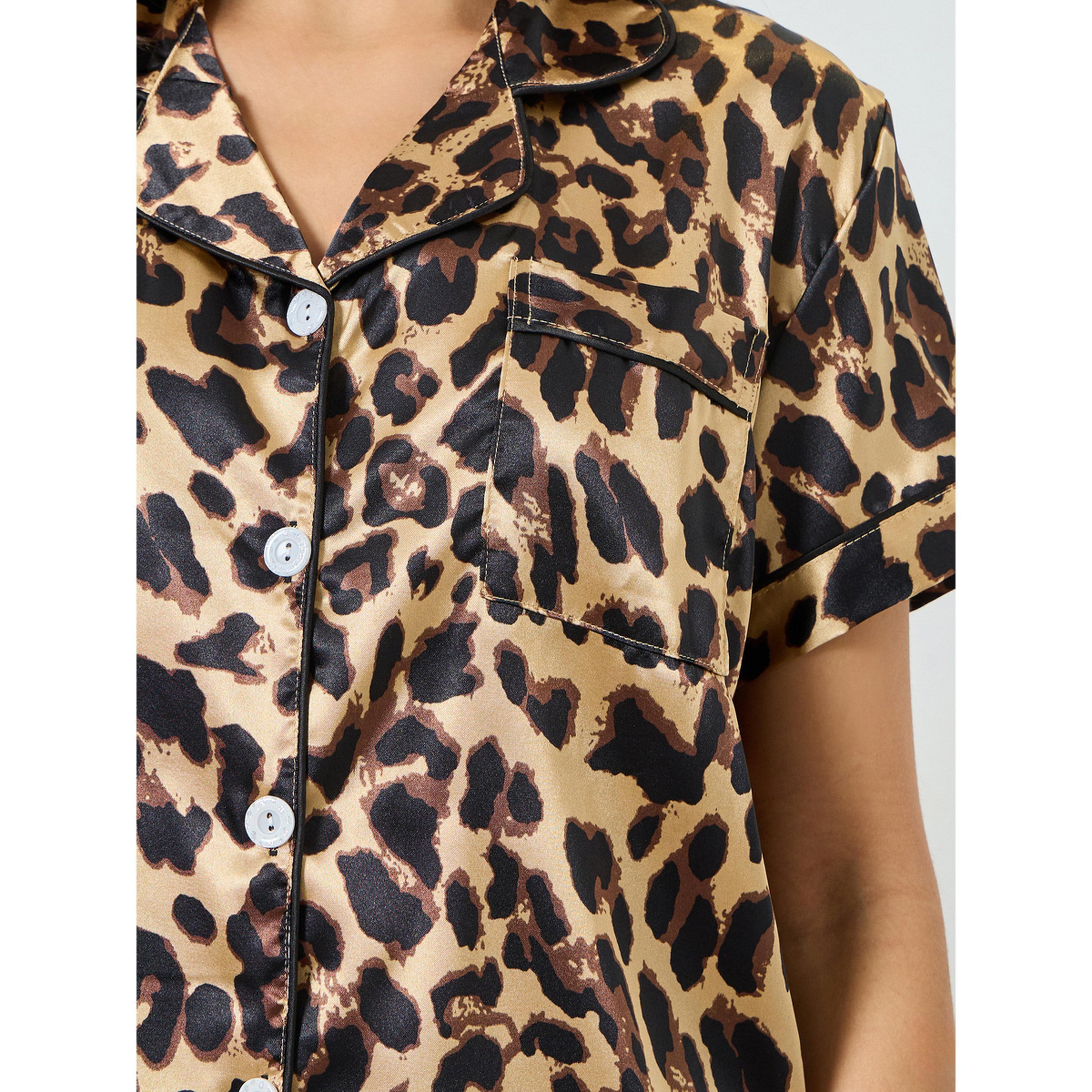 مجموعة من شورت وبلوزة بأزرار وطبعة فهد-women-clothing-nightwear-pyjamas-shortsets-image-1