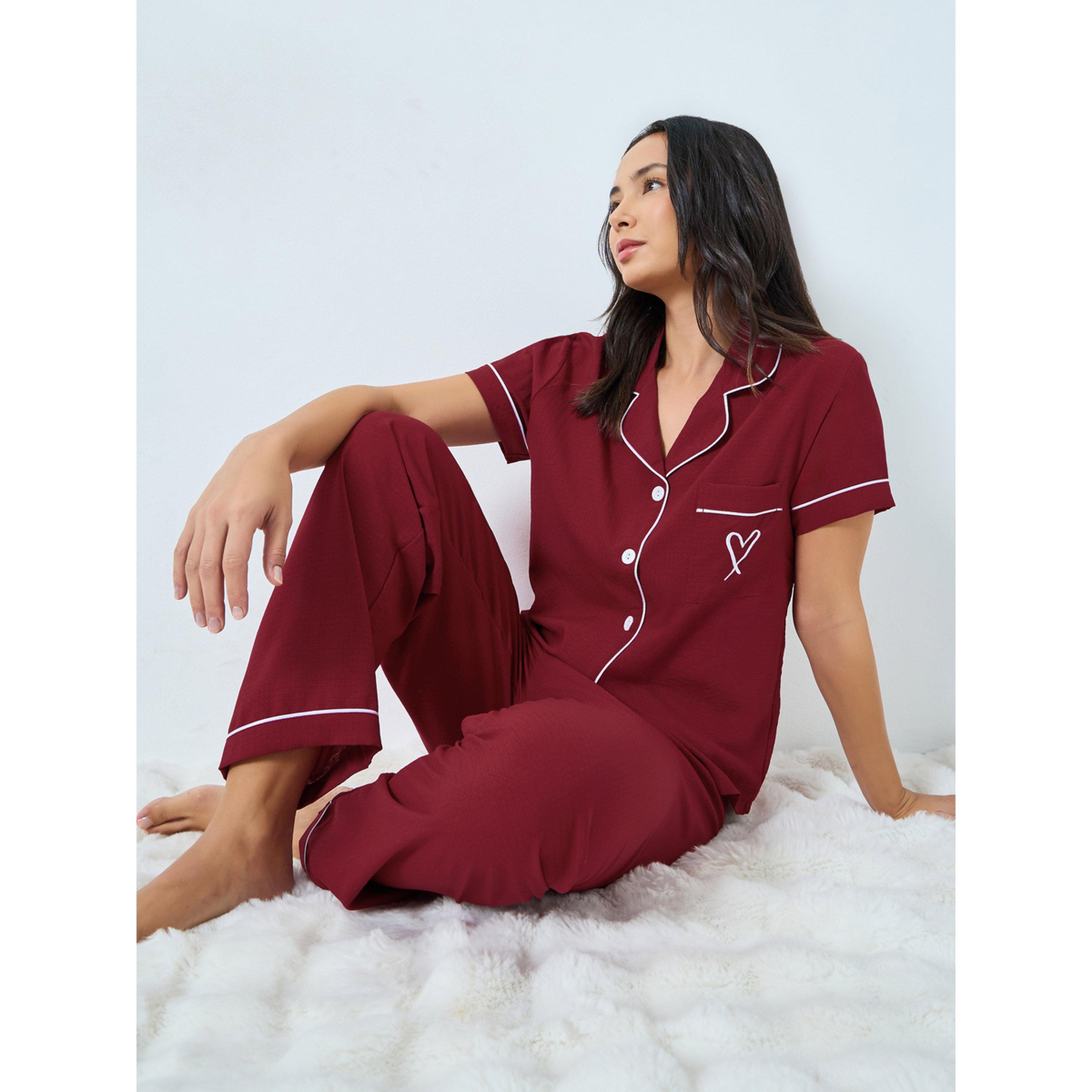 طقم بيجاما من بنطال وبلوزة بتفاصيل جيب وقلب-women-clothing-nightwear-pyjamas-longsets-image-2