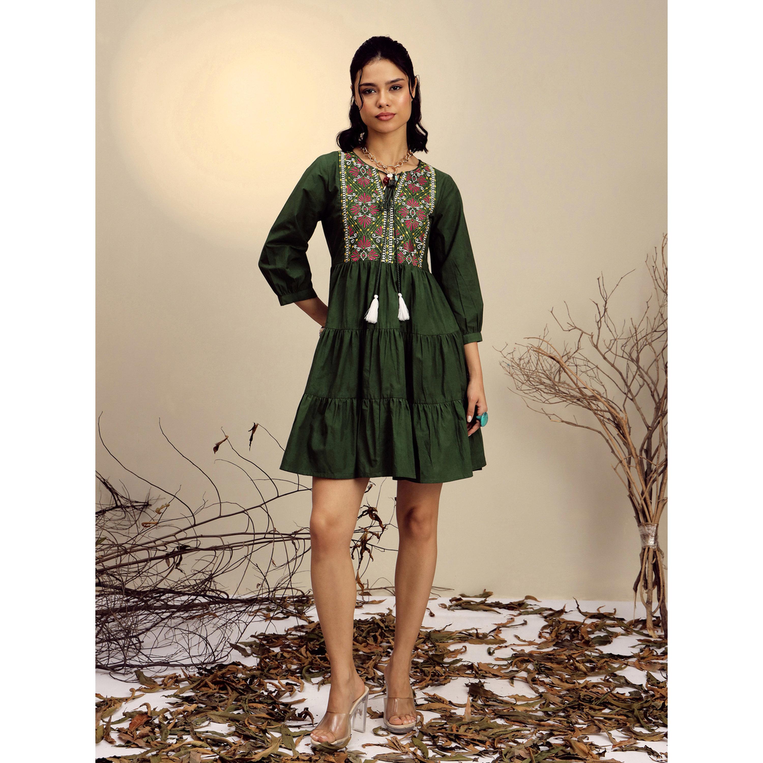 فستان بطول الركبة بوبلين مطرز وتفاصيل مزمومة زيتوني-women-clothing-dresses-image-4
