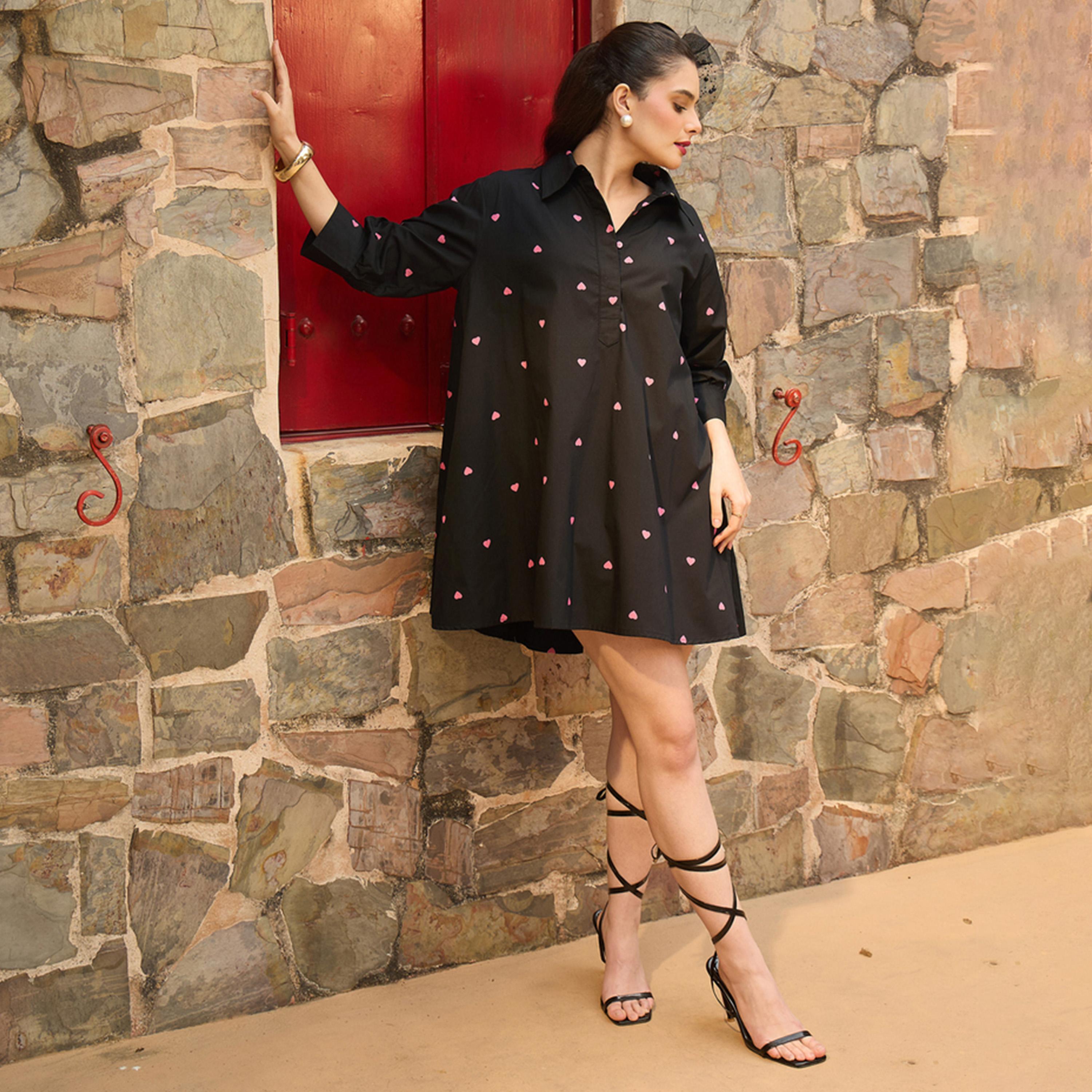 فستان قصير بياقة وطبعة قلوب أسود-women-clothing-dresses-image-2