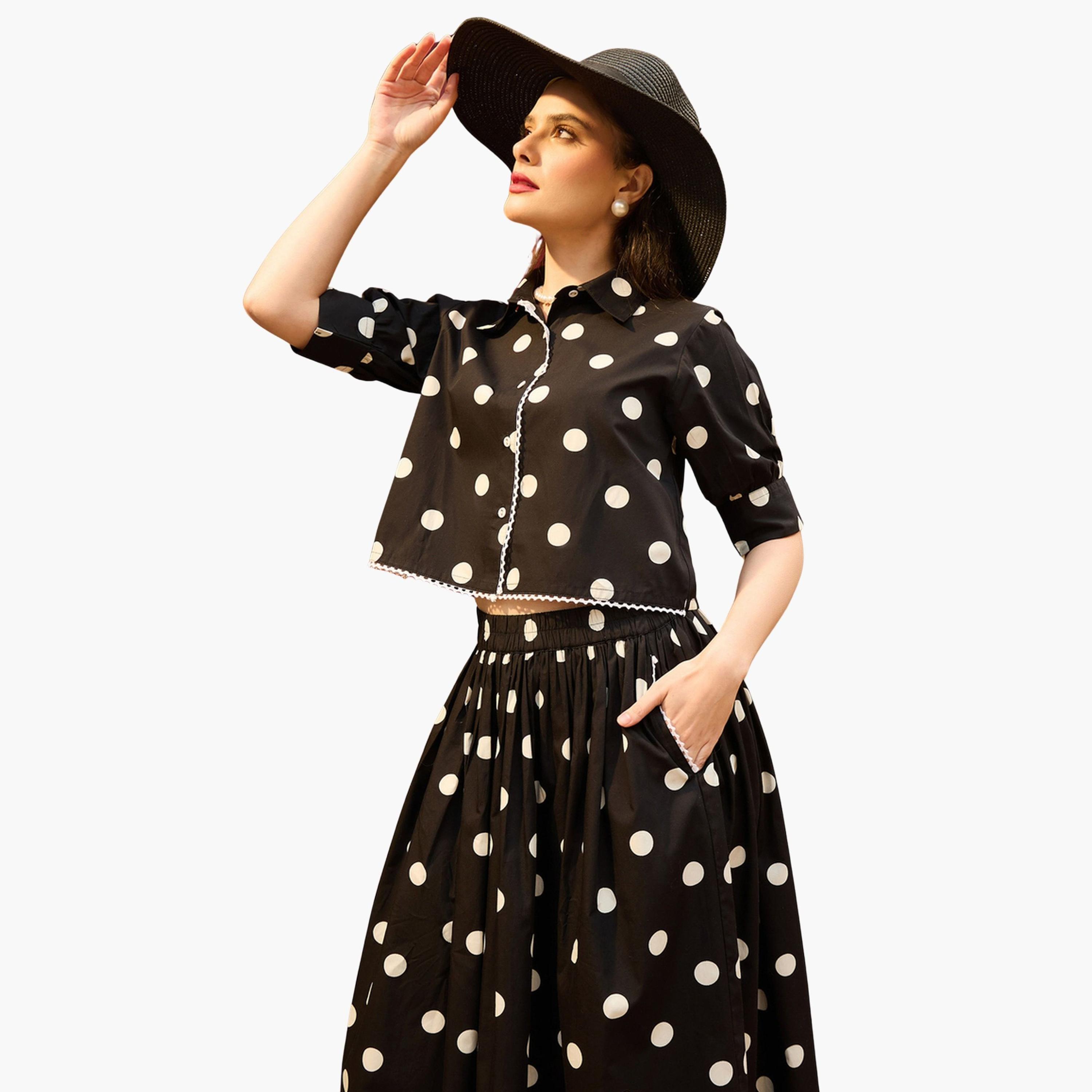 طقم منسق من تنورة وبلوزة قصيرة بطبعة منقطة أسود-women-clothing-coordsets-image-2