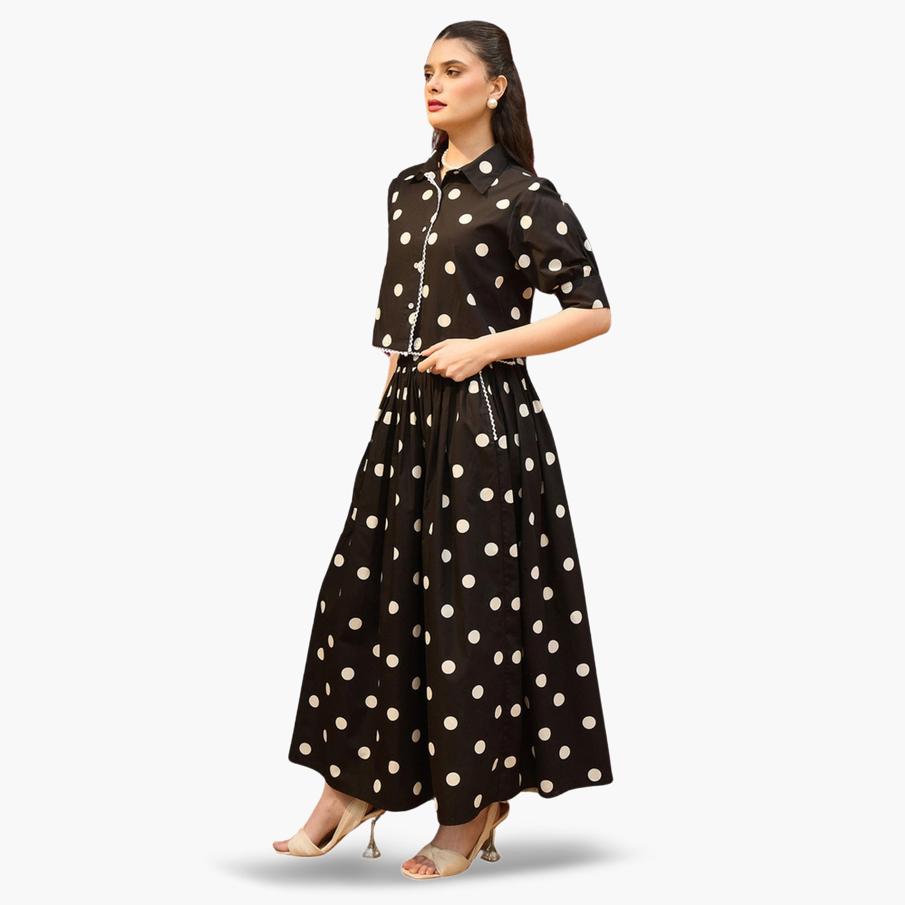 طقم منسق من تنورة وبلوزة قصيرة بطبعة منقطة أسود-women-clothing-coordsets-image-3
