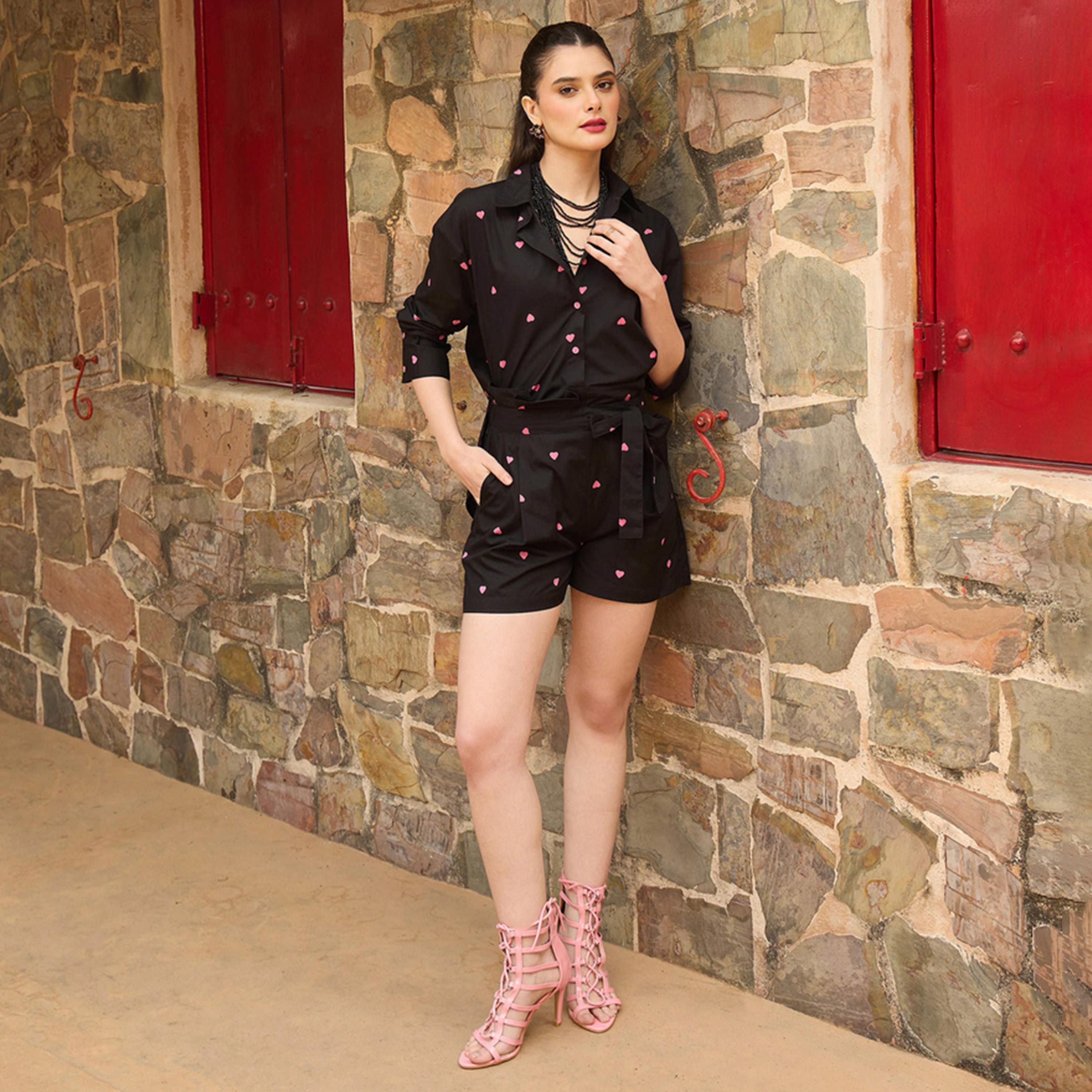 طقم منسق من شورت بيبر باغ وبلوزة بطبعة قلوب أسود-women-clothing-coordsets-image-4
