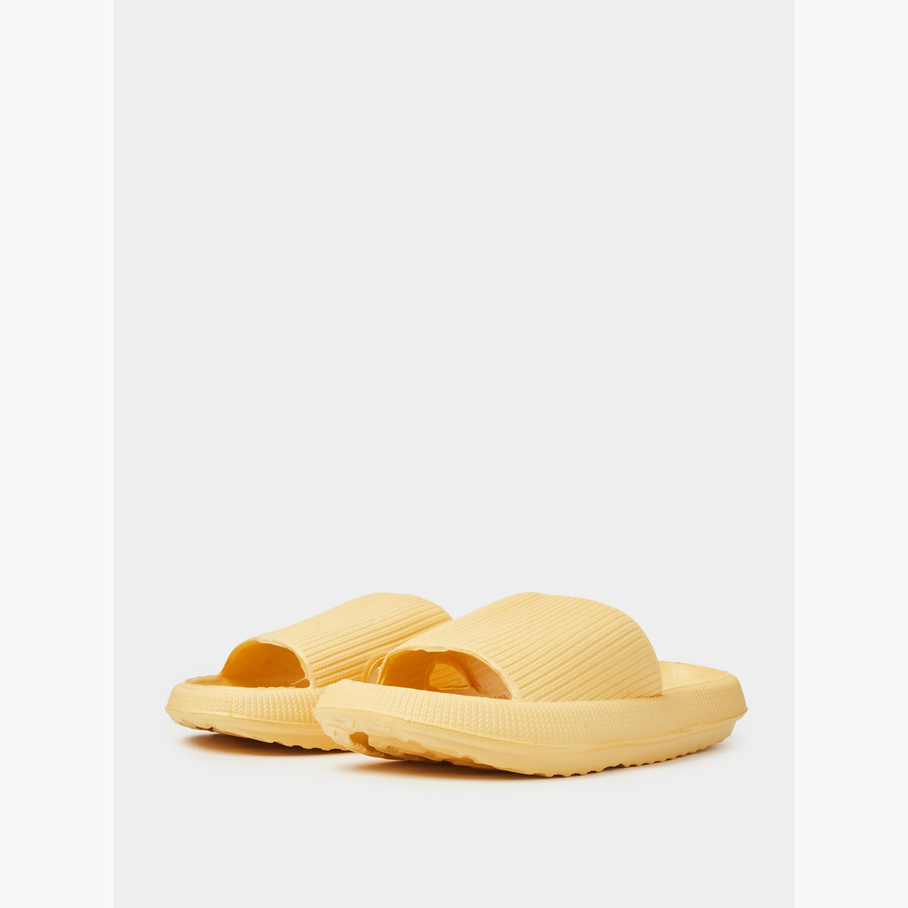 صندل سلايد بمقدمة مفتوحة بتفاصيل بارزة الملمس باللون الأصفر-women-shoes-flats-slides-image-1