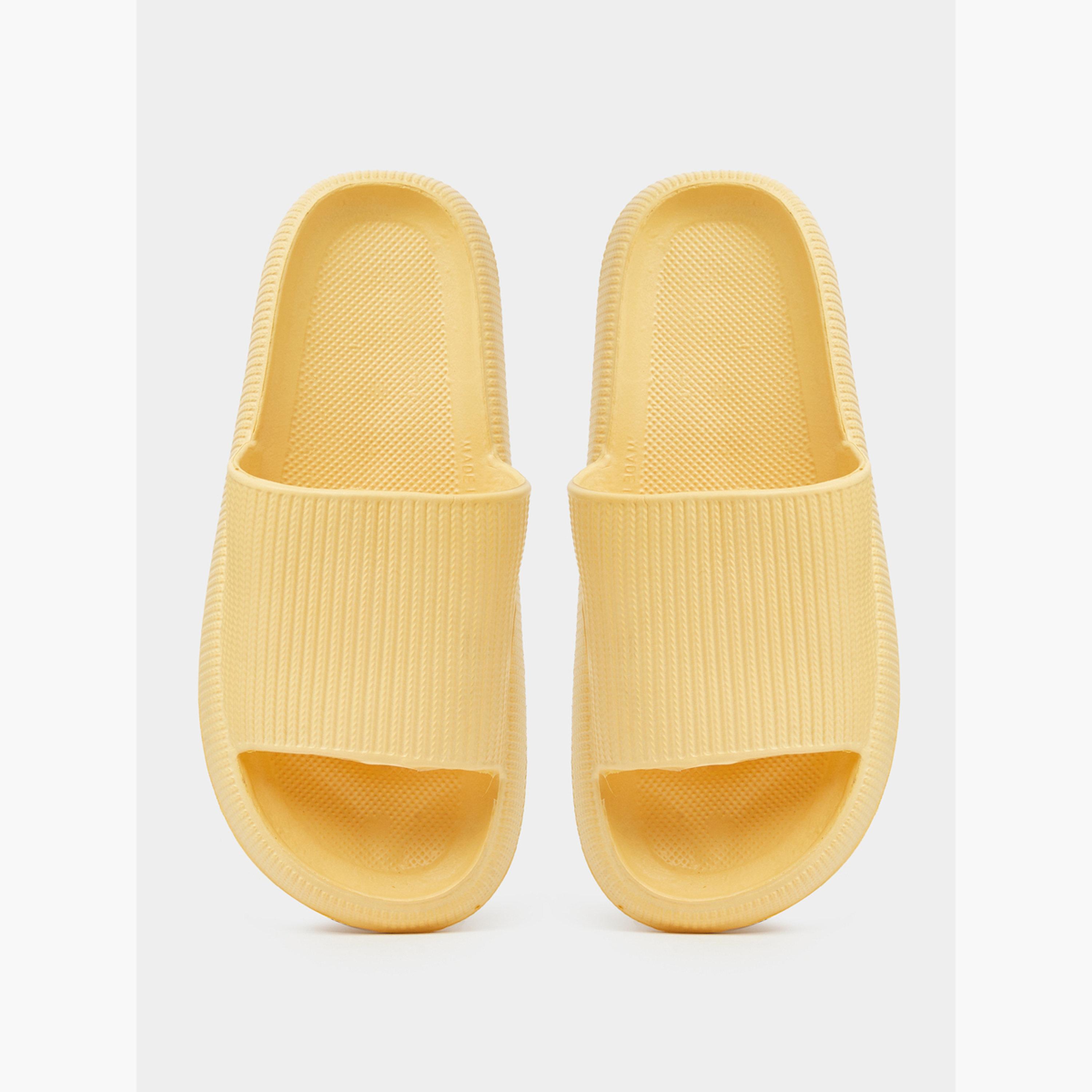 صندل سلايد بمقدمة مفتوحة بتفاصيل بارزة الملمس باللون الأصفر-women-shoes-flats-slides-image-3