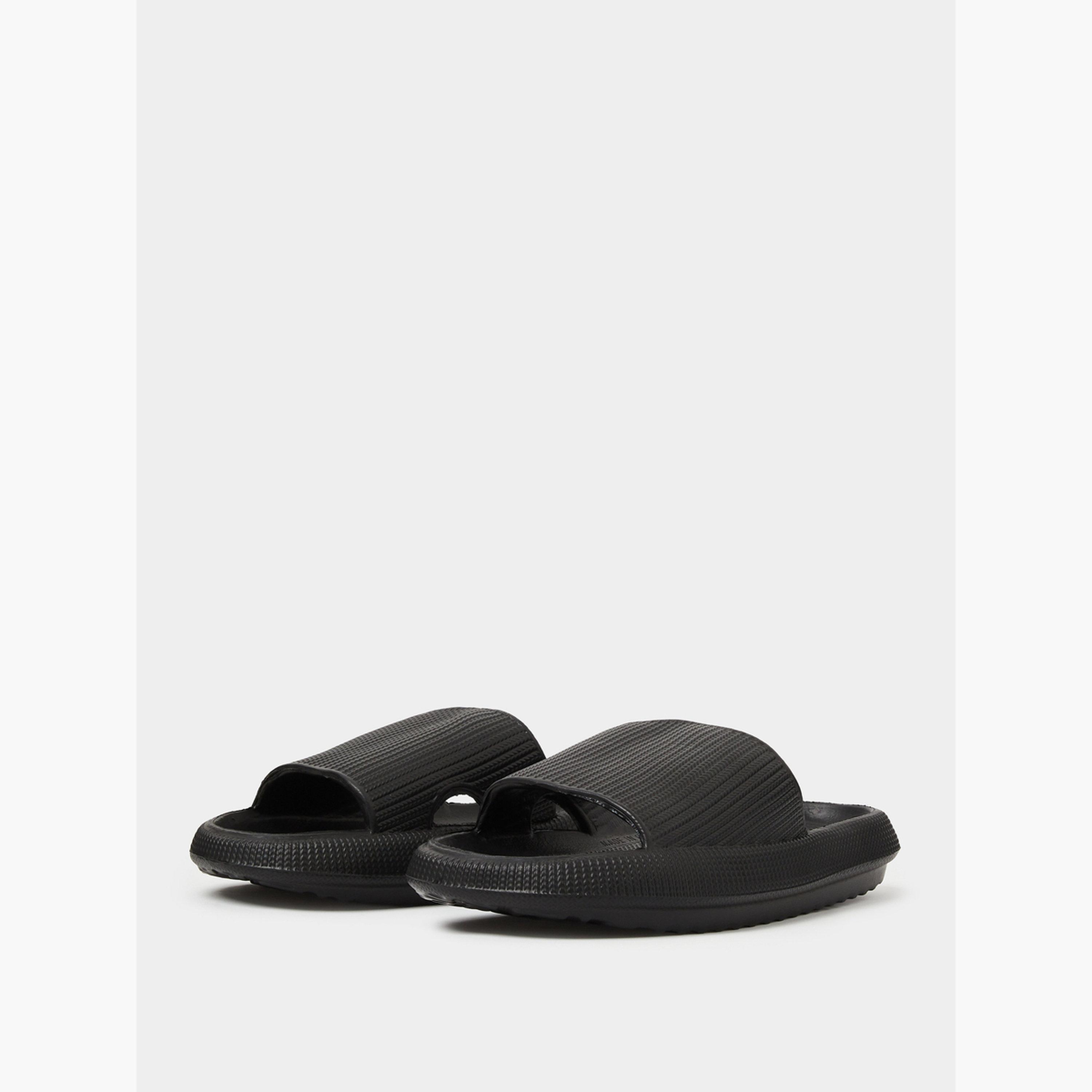 صندل سلايد بمقدمة مفتوحة بتفاصيل بارزة الملمس باللون الأسود-women-shoes-flats-slides-image-1