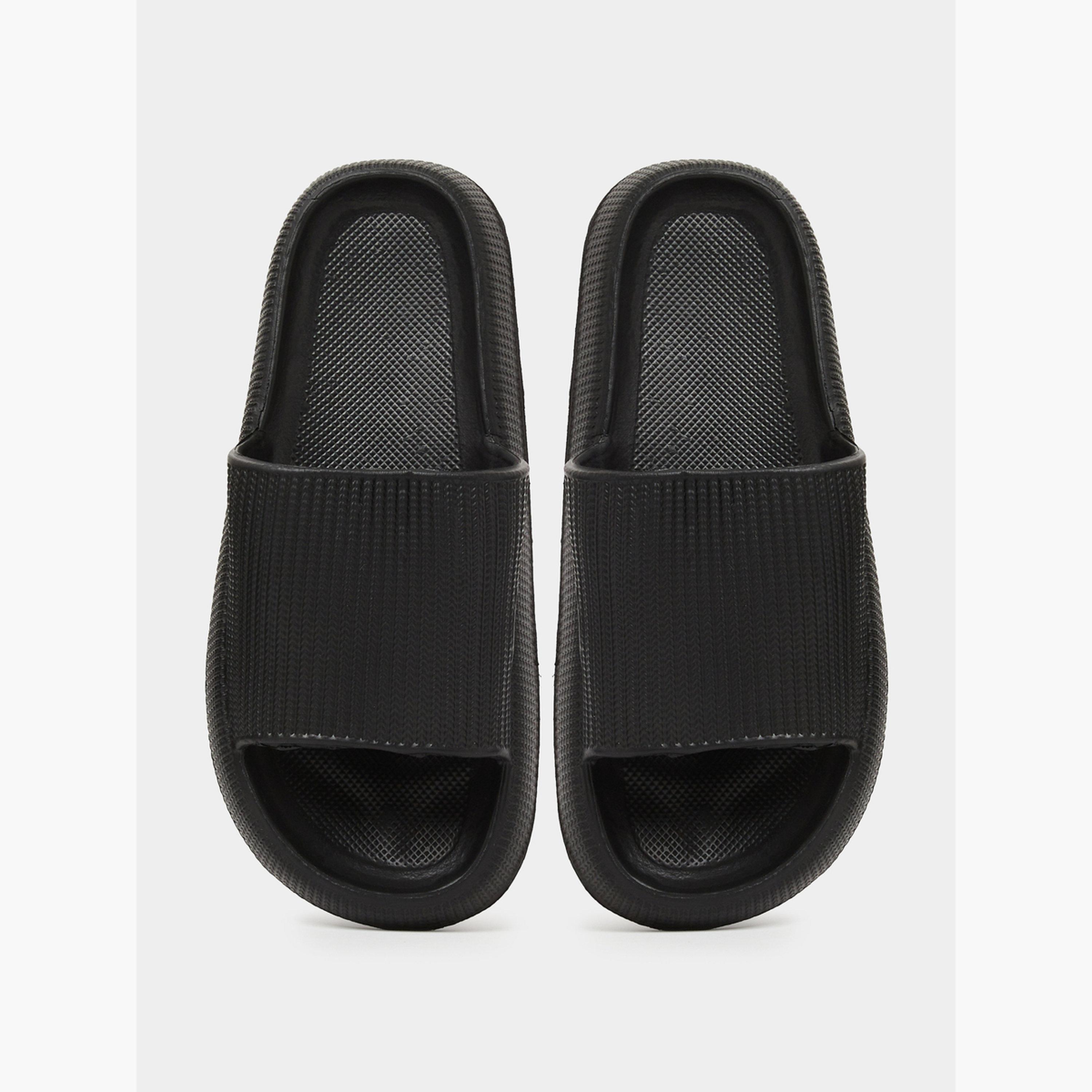 صندل سلايد بمقدمة مفتوحة بتفاصيل بارزة الملمس باللون الأسود-women-shoes-flats-slides-image-3