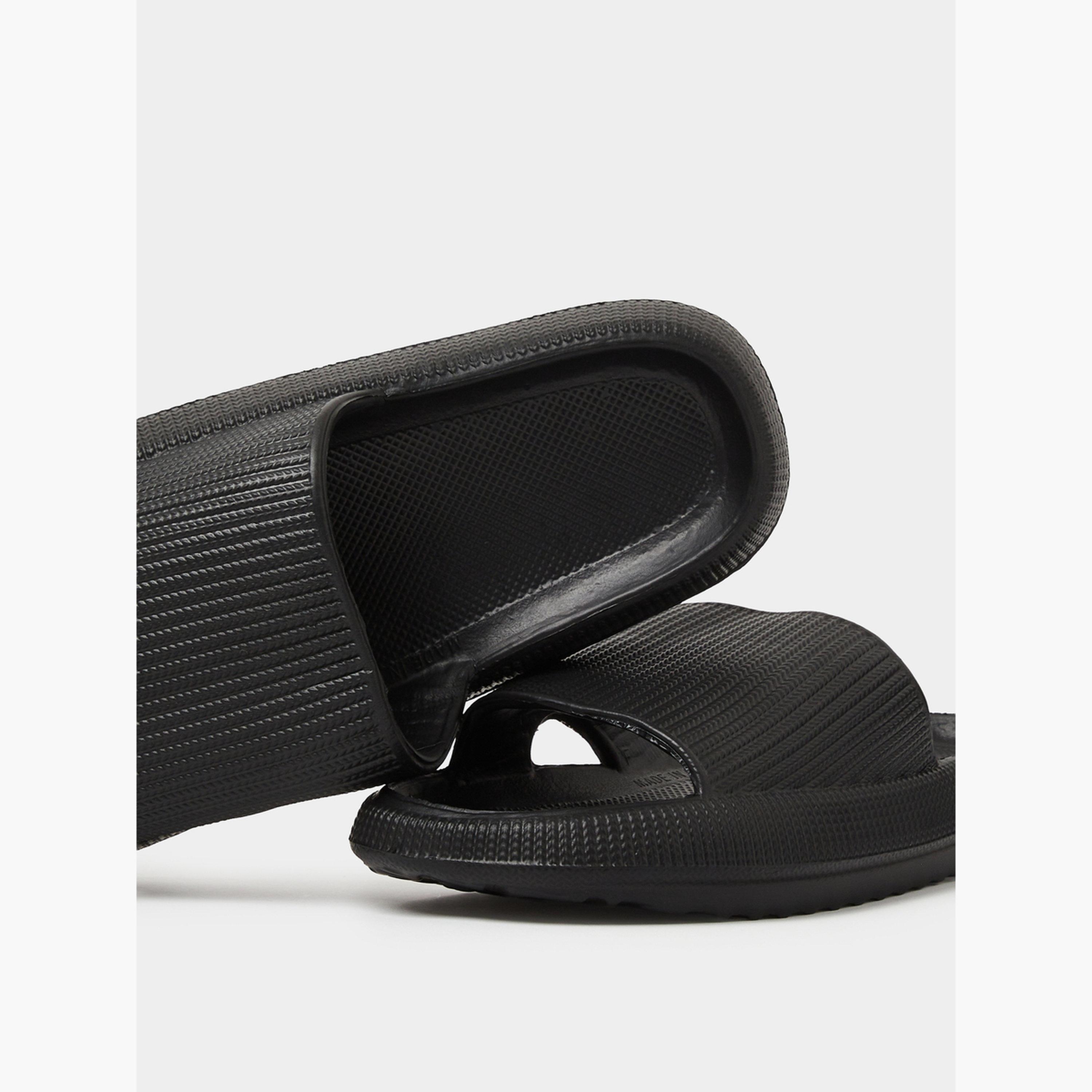 صندل سلايد بمقدمة مفتوحة بتفاصيل بارزة الملمس باللون الأسود-women-shoes-flats-slides-image-4