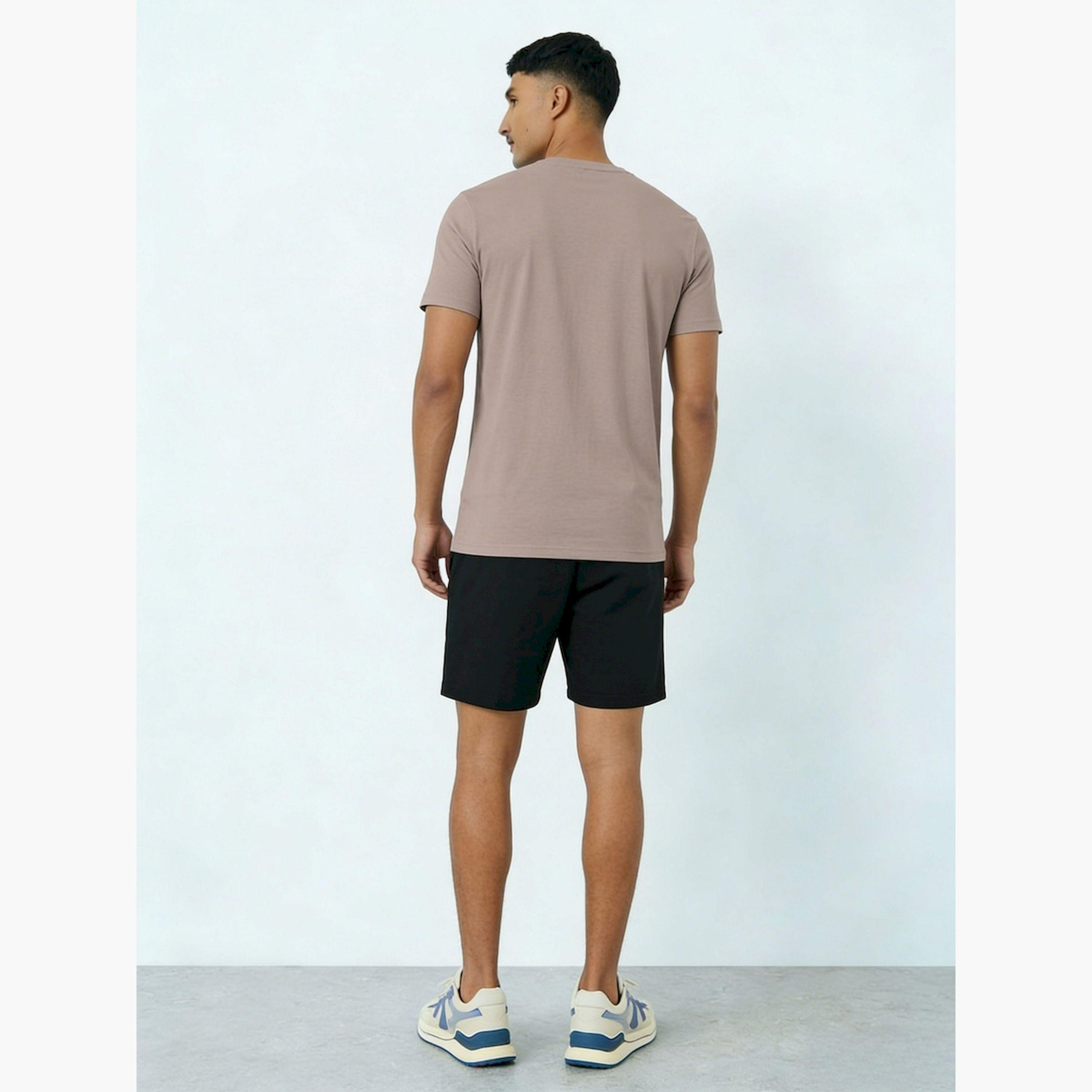 طقم منسق من تيشيرت ياقة دائرية بأكمام قصيرة وشورت بطبعة شعار للرجال-men-clothing-coordsets-image-2
