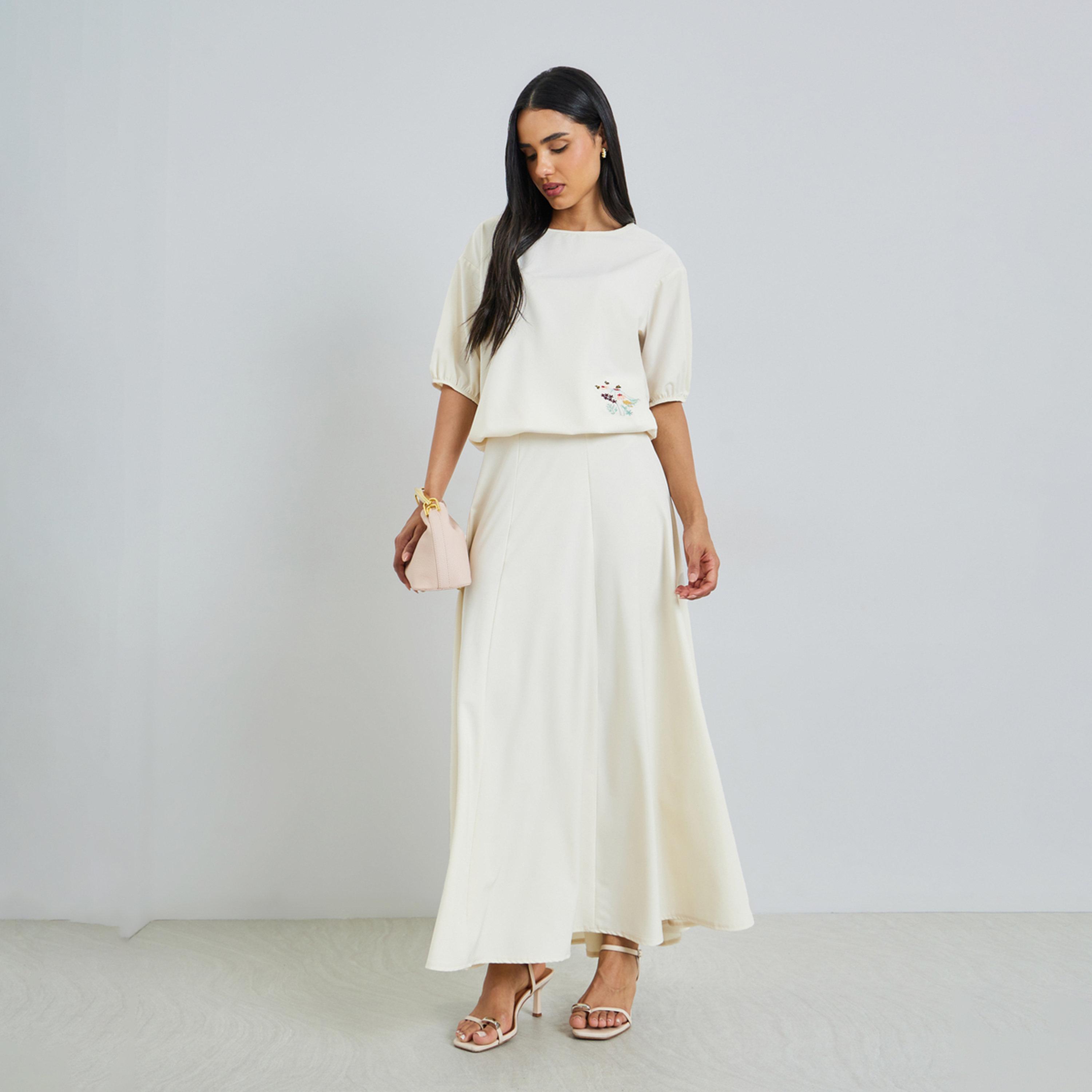 طقم منسق من تنورة طويلة وبلوزة بتطريز زهور بلون كريمي-women-clothing-coordsets-image-1