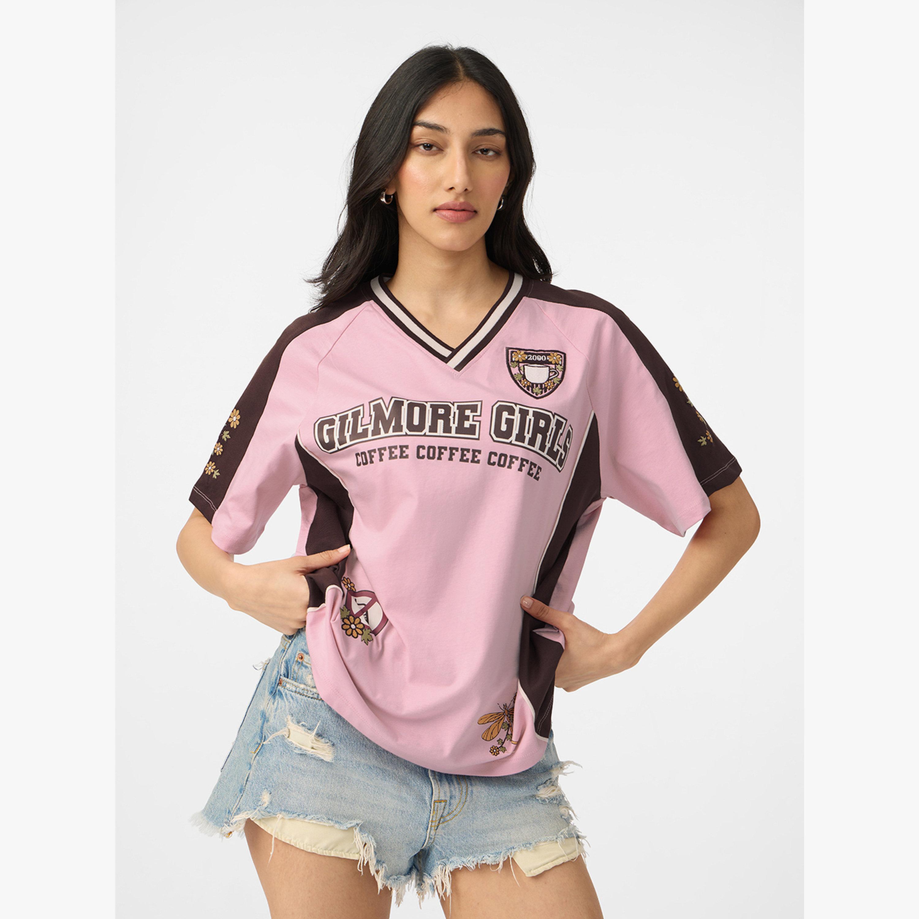 تيشيرت بطبعة جيلمور جيرلز وقصة واسعة-women-clothing-tshirts-image-1