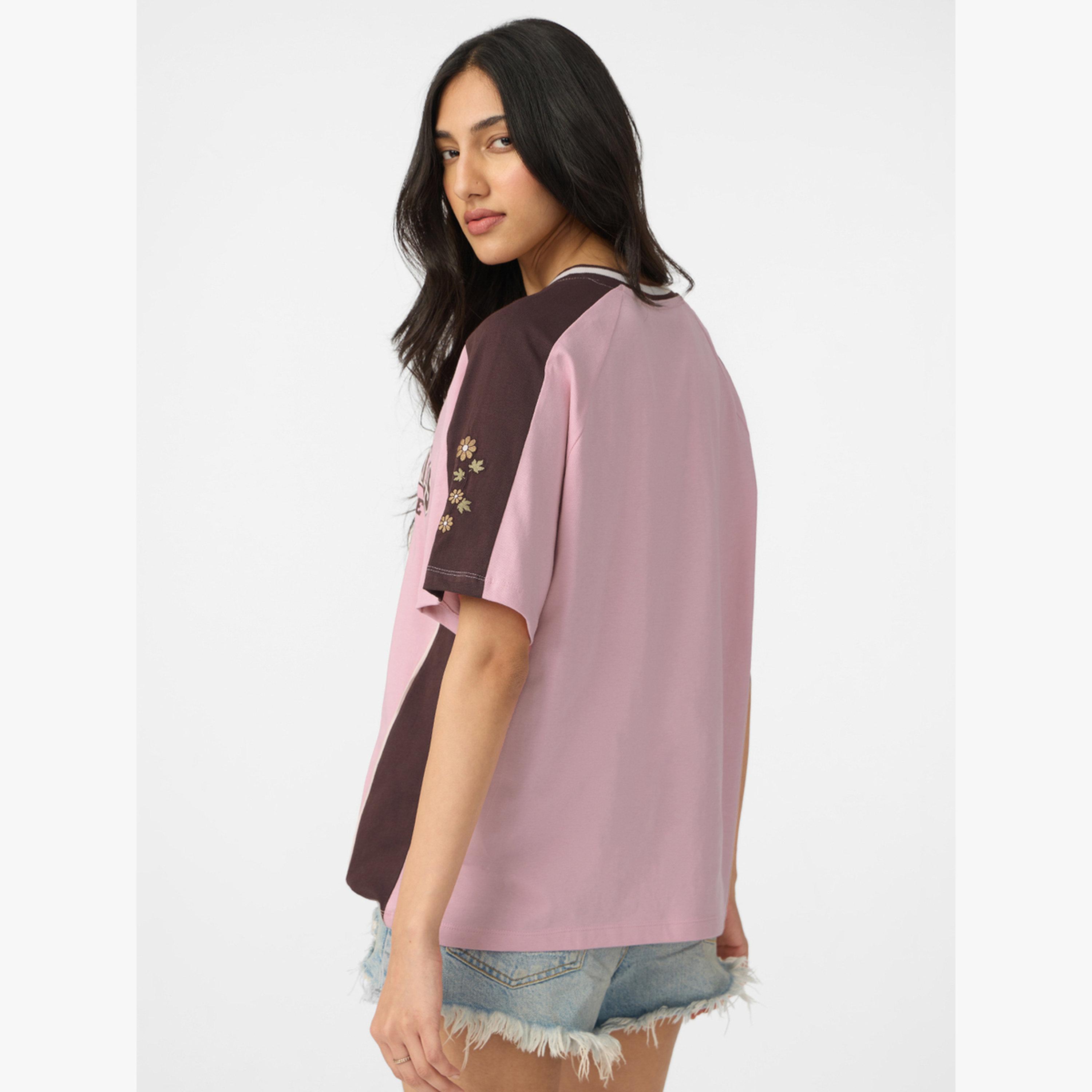تيشيرت بطبعة جيلمور جيرلز وقصة واسعة-women-clothing-tshirts-image-4