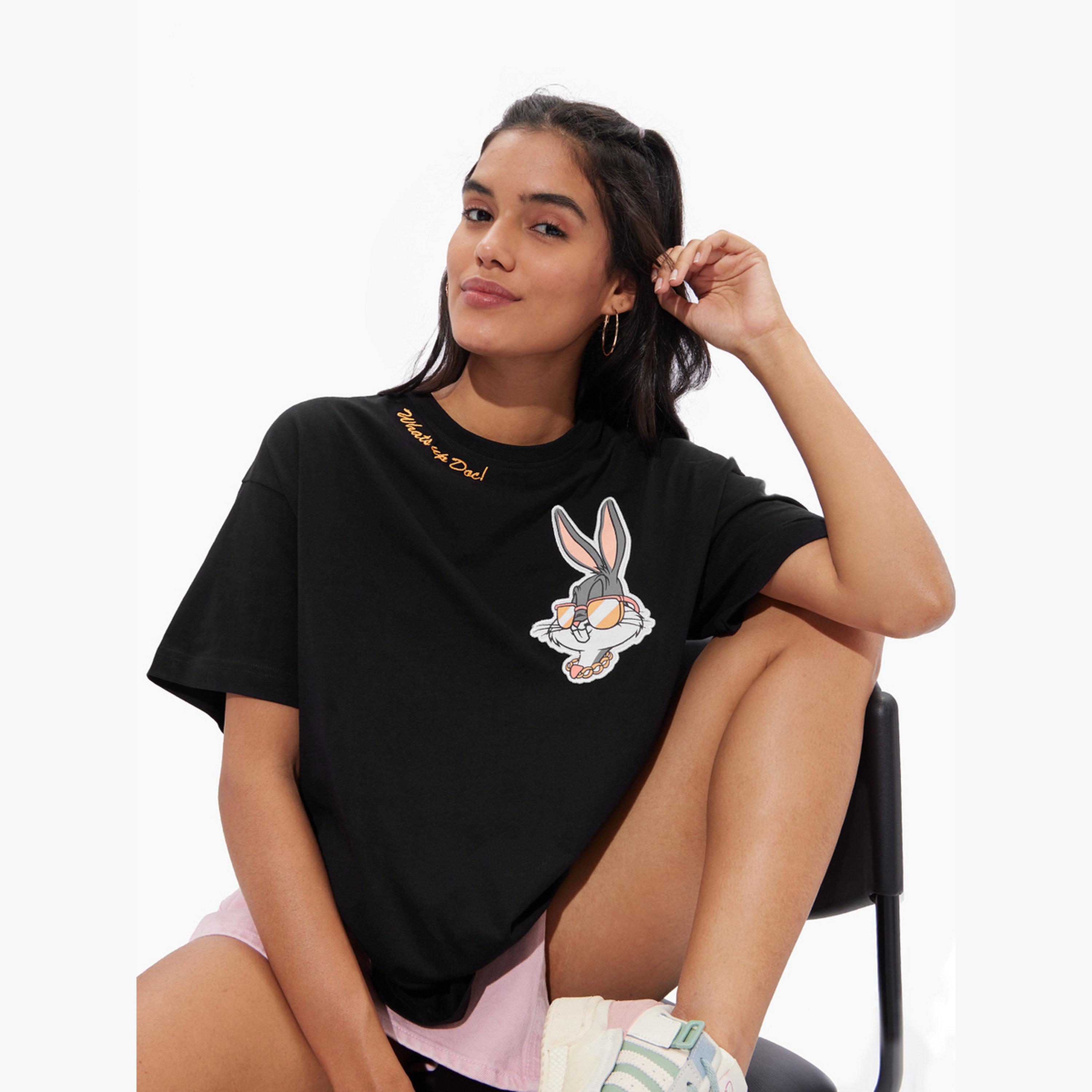 تيشيرت بطبعة باغز باني وقصة واسعة-women-clothing-tshirts-image-3