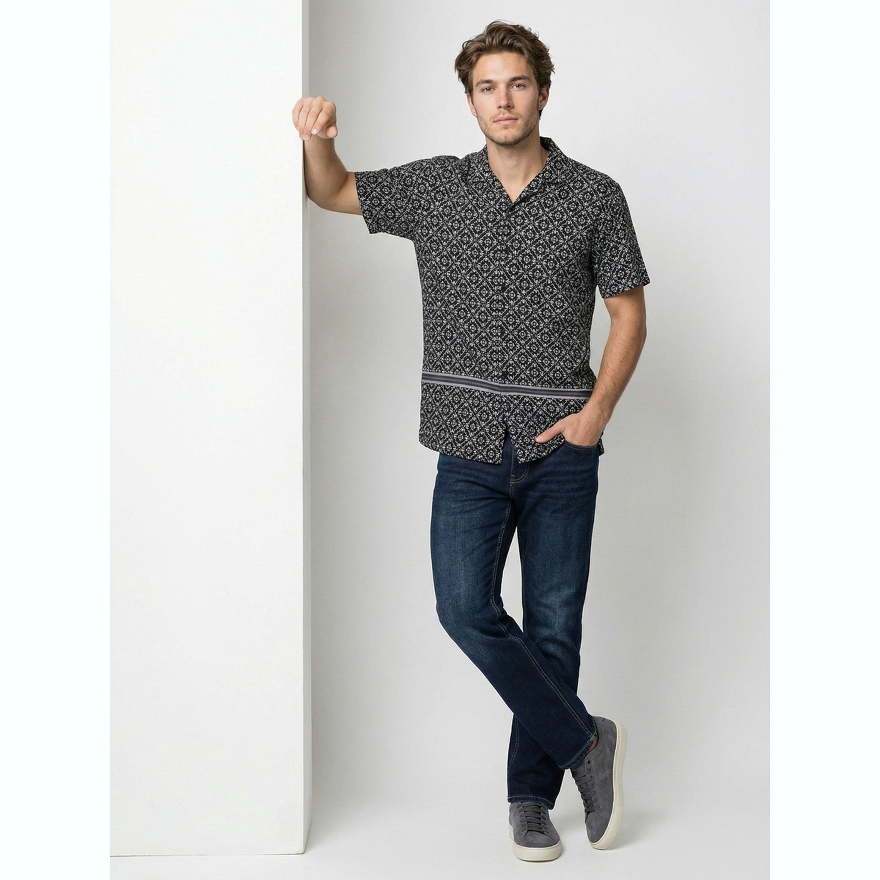 قميص أسود مطبوع بياقة كوبية-men-clothing-shirts-image-2