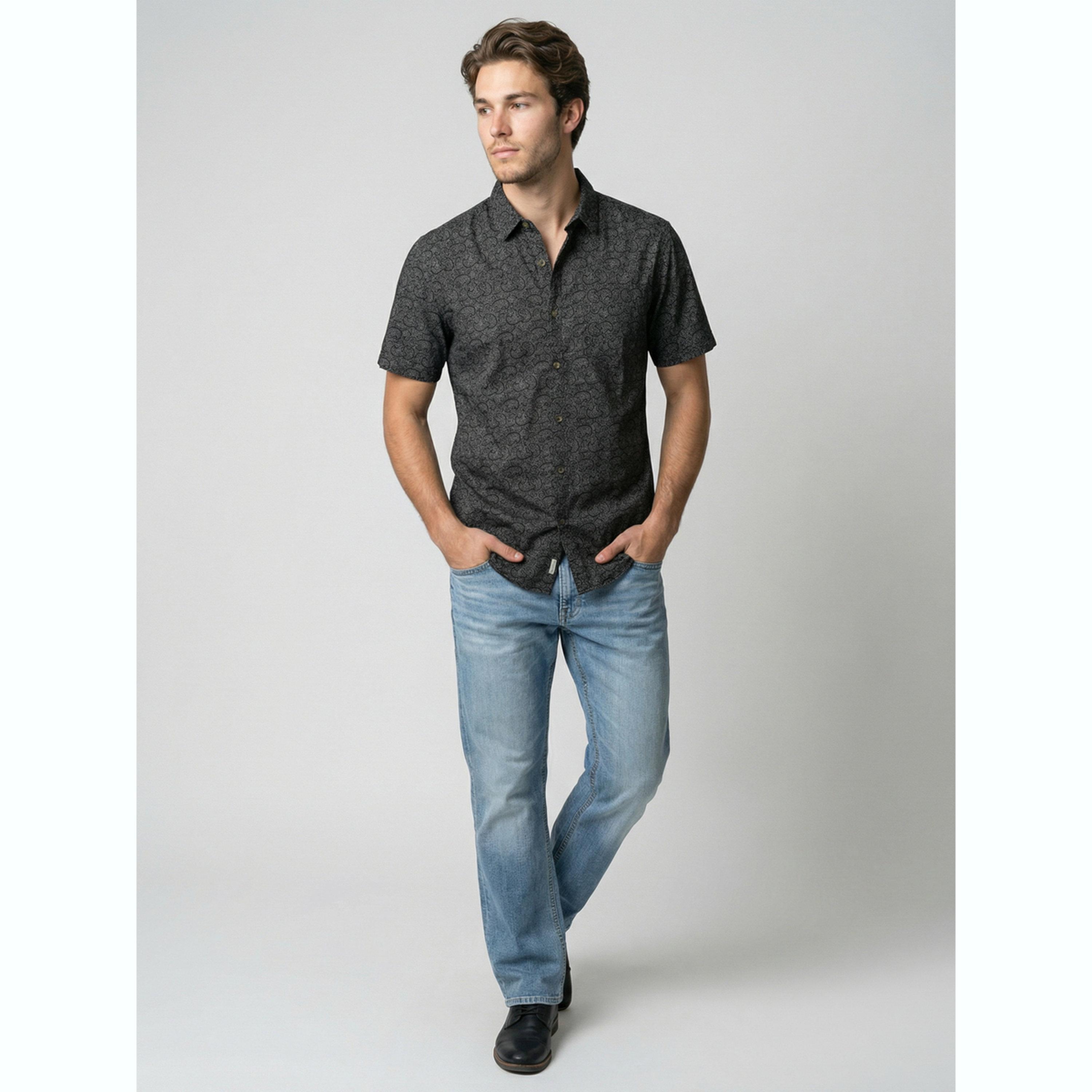 قميص أسود بطبعة بيزلي وأكمام قصيرة-men-clothing-shirts-image-2