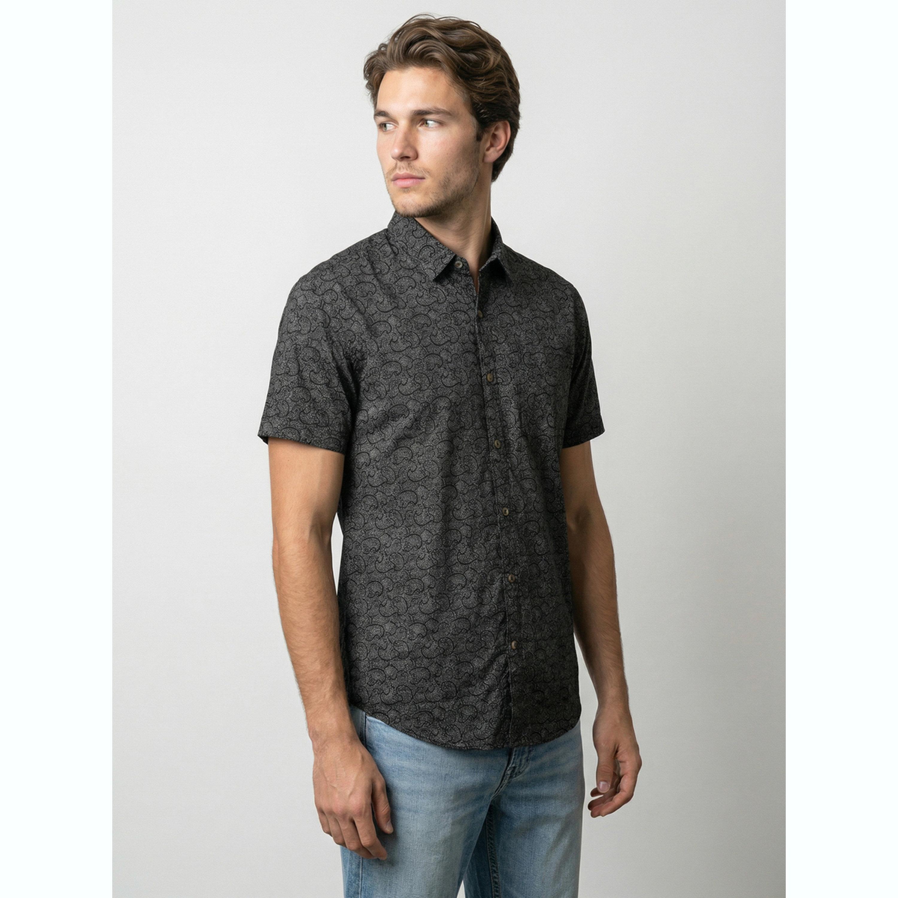 قميص أسود بطبعة بيزلي وأكمام قصيرة-men-clothing-shirts-image-3