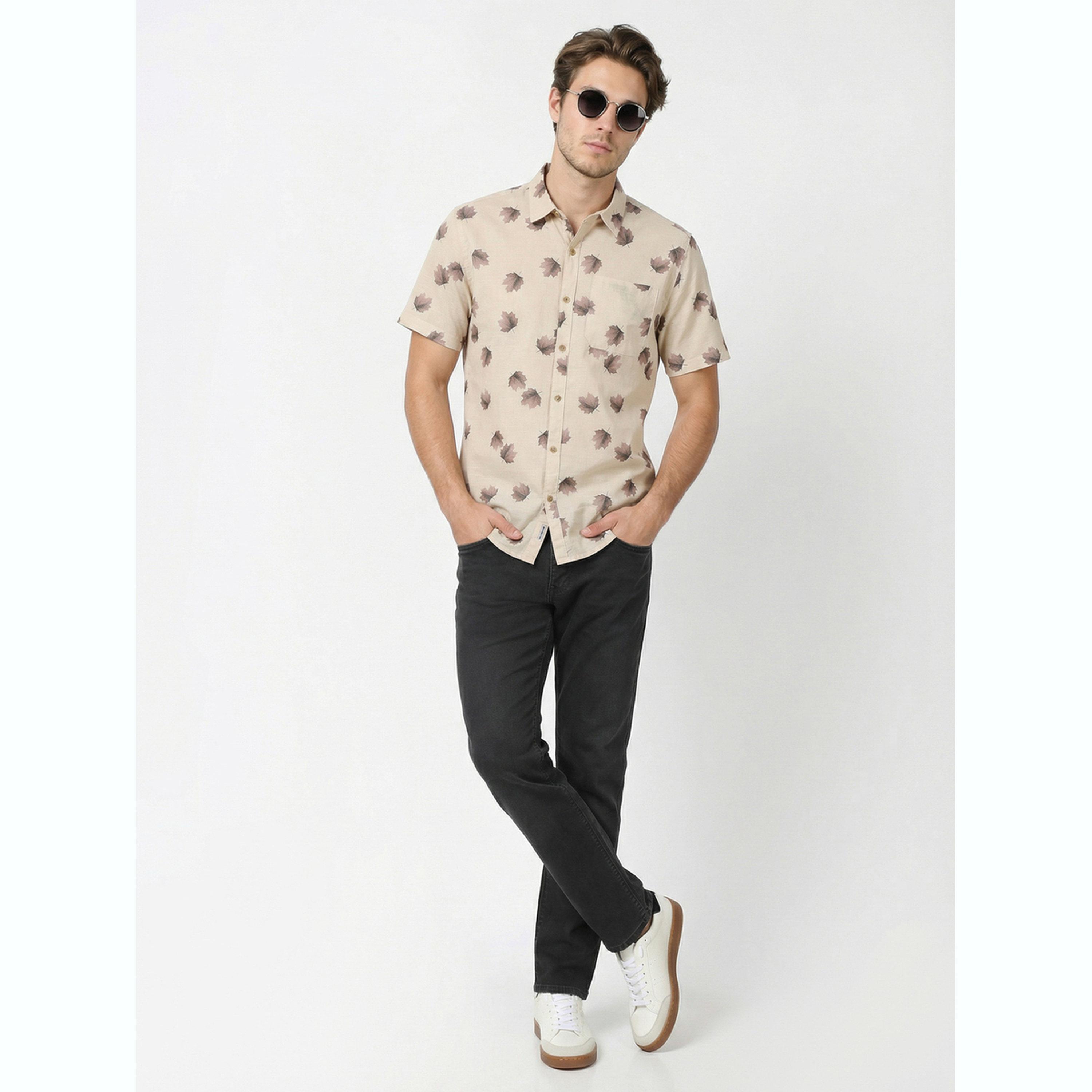 قميص بطبعة أوراق الشجر وأكمام قصيرة-men-clothing-shirts-image-2