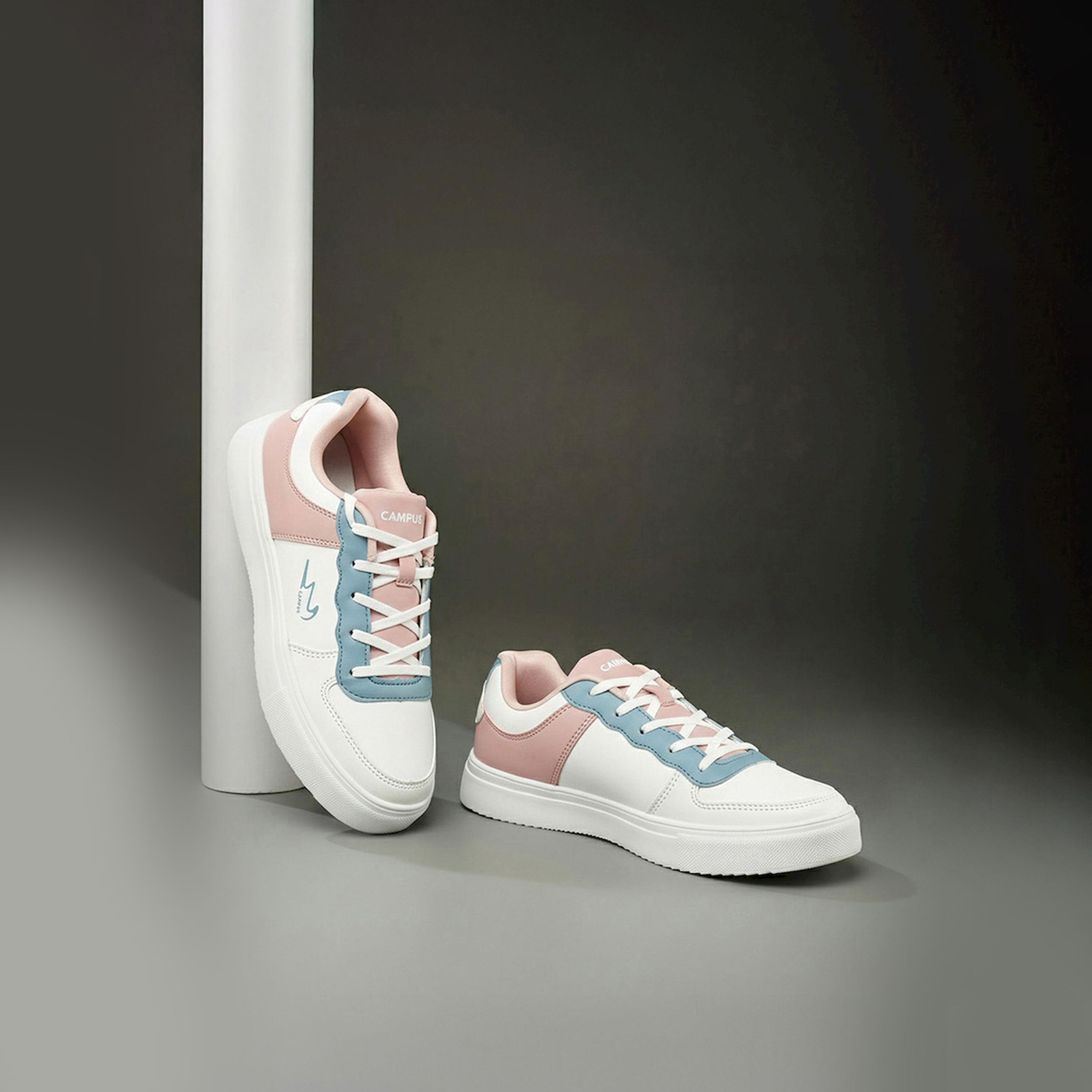 حذاء سنيكرز برباط غلق ونمط كتل الالوان-sports-women-shoes-image-2