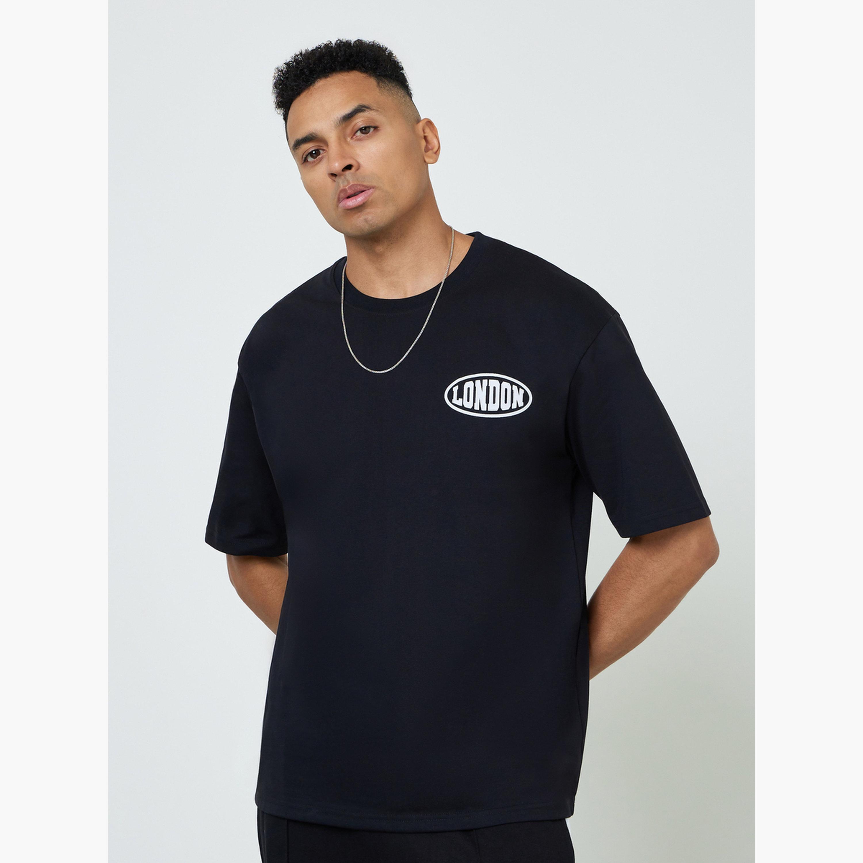 تيشيرت جيرسي بقصة فضفاضة وطبعة نصية للرجال-men-clothing-tshirtsandpolos-tshirts-image-1