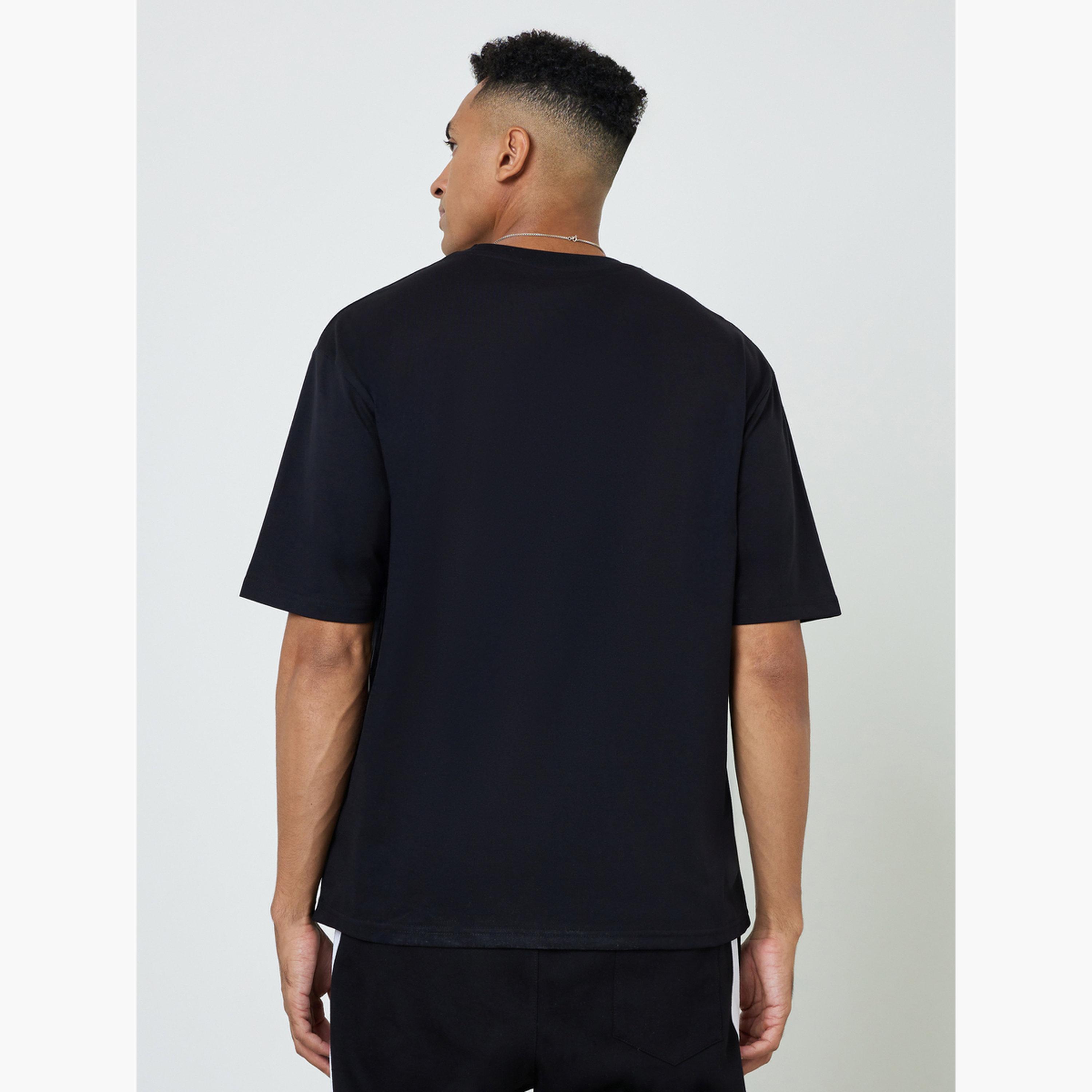 تيشيرت جيرسي بقصة فضفاضة وطبعة نصية للرجال-men-clothing-tshirtsandpolos-tshirts-image-4
