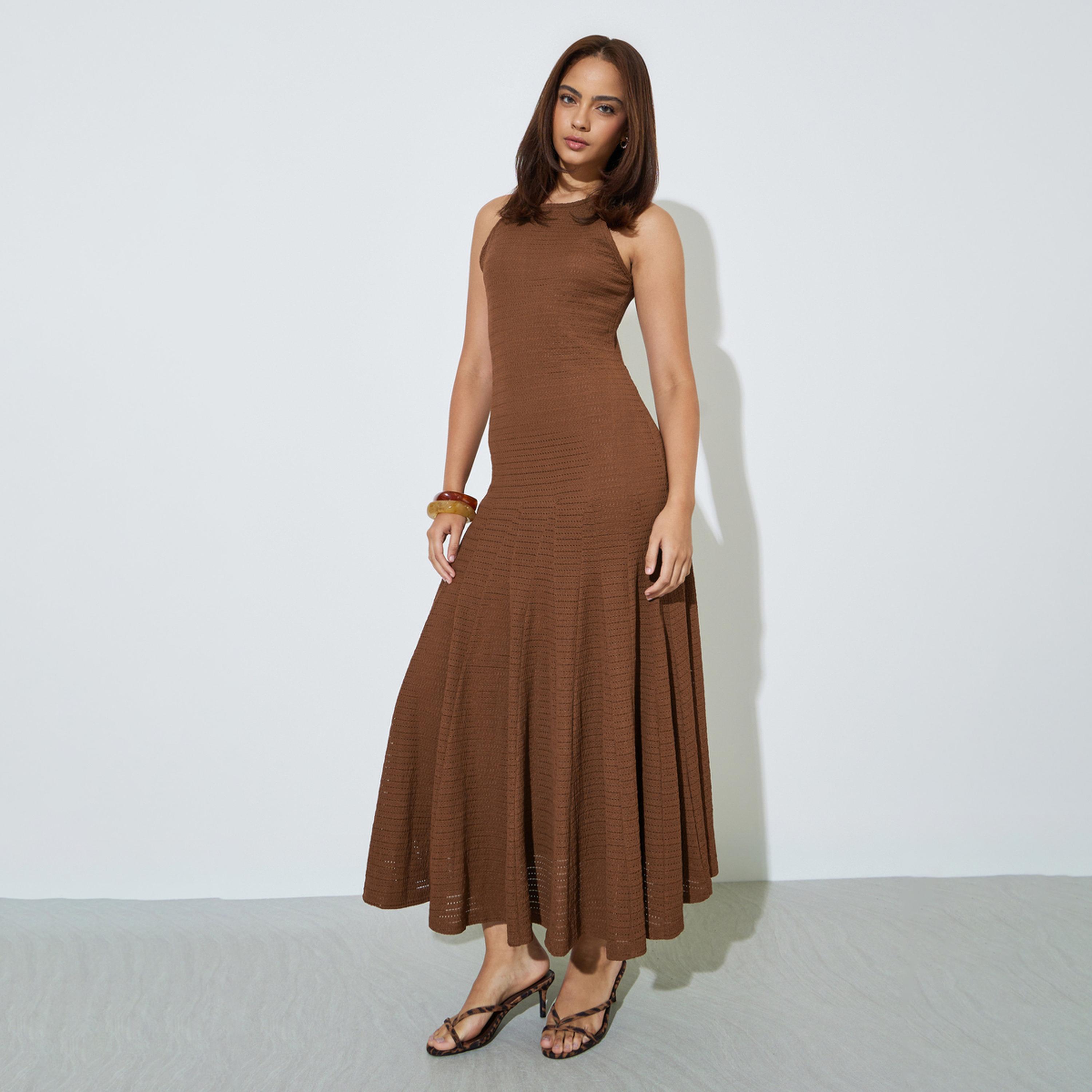فستان طويل بحافة واسعة ودون أكمام بتفاصيل بارزة الملمس-women-clothing-dresses-image-1