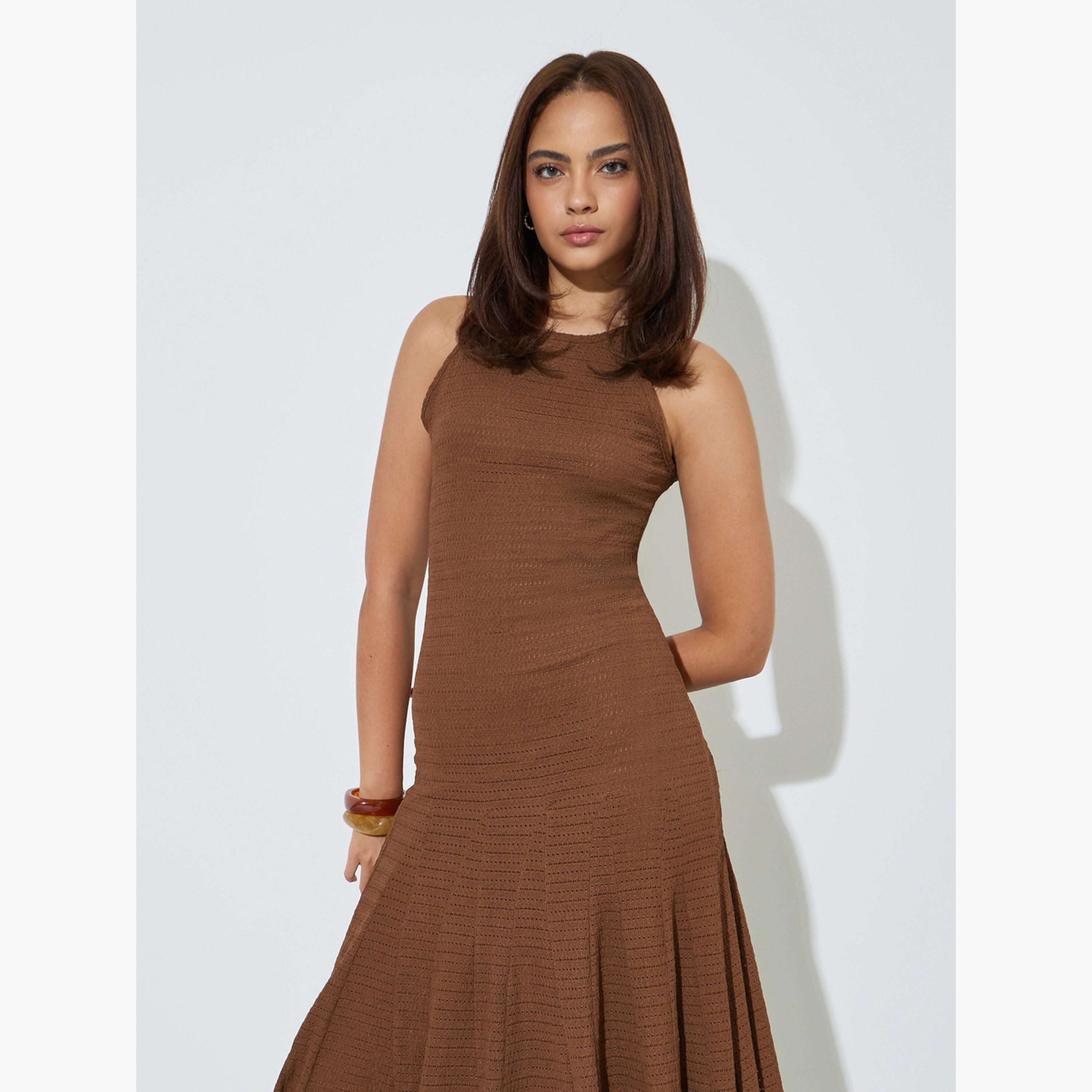 فستان طويل بحافة واسعة ودون أكمام بتفاصيل بارزة الملمس-women-clothing-dresses-image-2