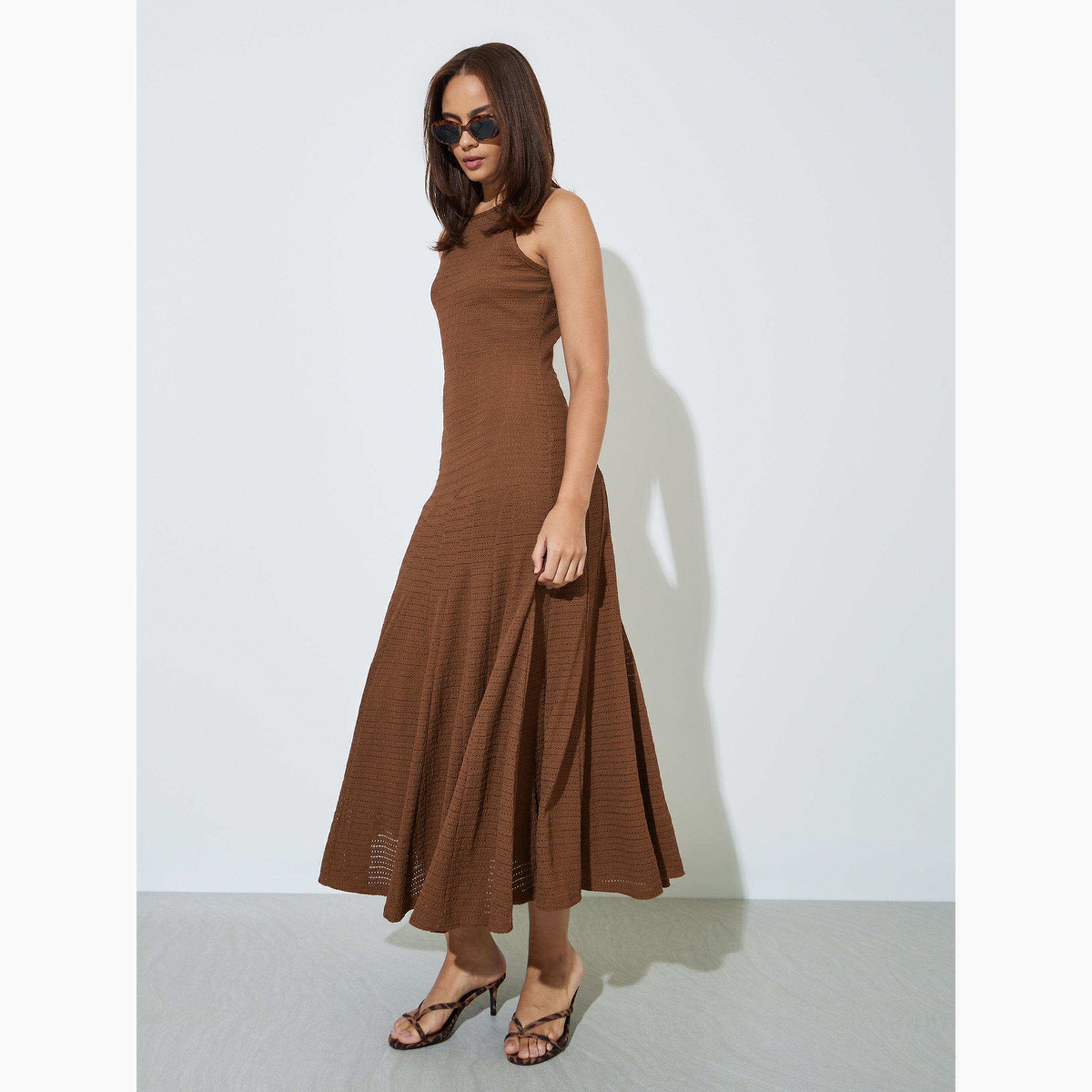 فستان طويل بحافة واسعة ودون أكمام بتفاصيل بارزة الملمس-women-clothing-dresses-image-3