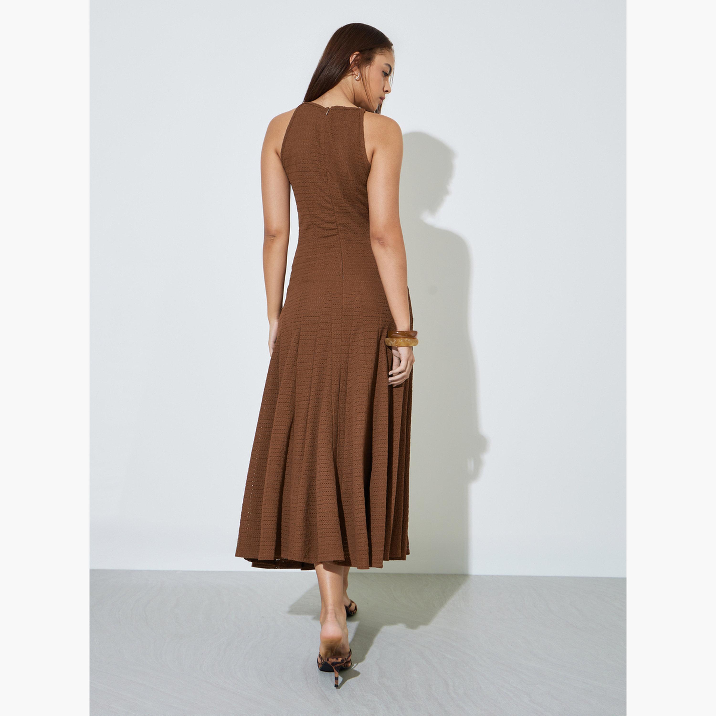 فستان طويل بحافة واسعة ودون أكمام بتفاصيل بارزة الملمس-women-clothing-dresses-image-4