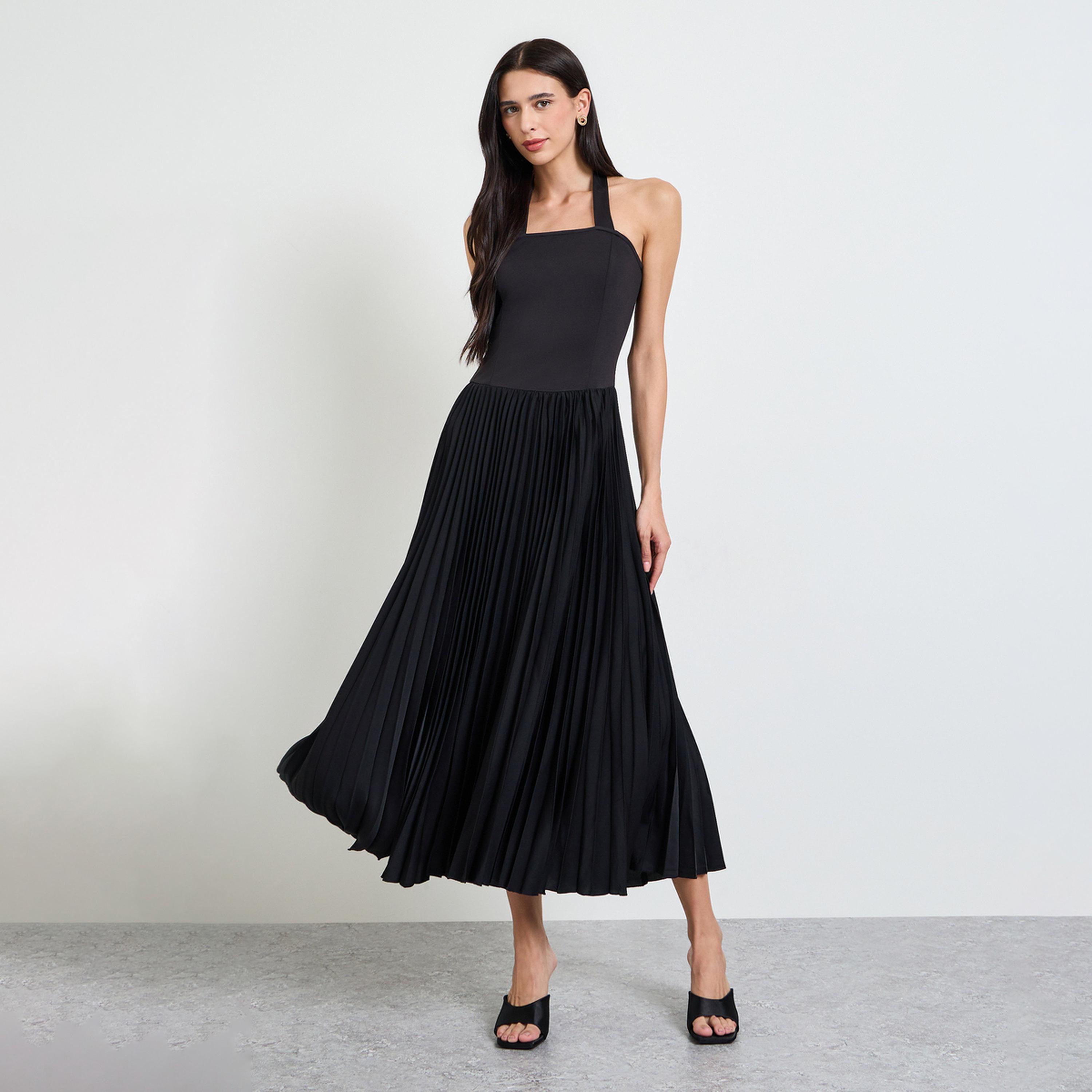 فستان طويل بحافة واسعة بياقة هولتر وكسرات-women-clothing-dresses-image-1