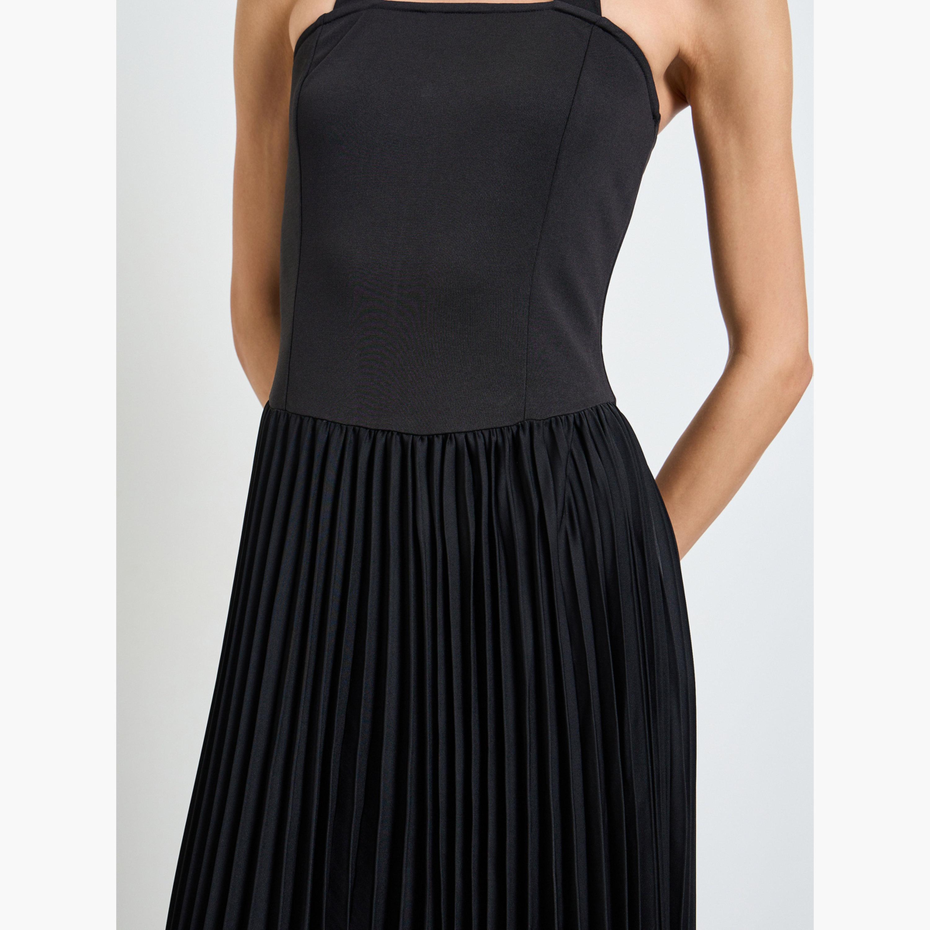 فستان طويل بحافة واسعة بياقة هولتر وكسرات-women-clothing-dresses-image-5