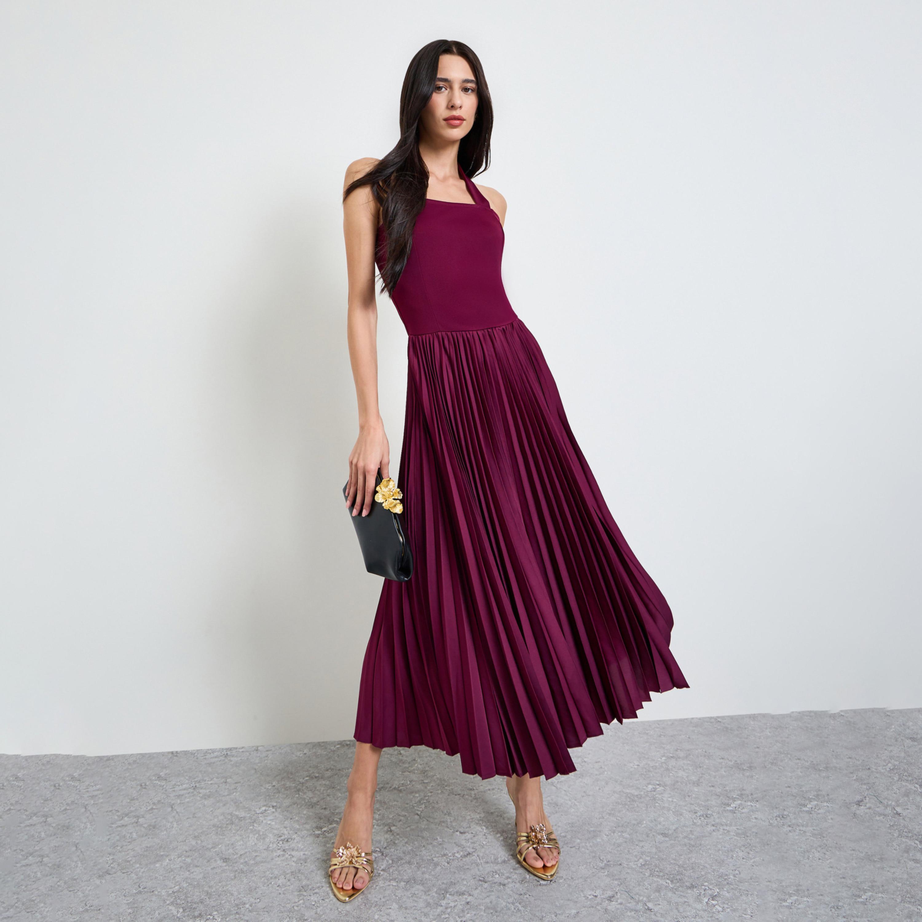 فستان طويل بحافة واسعة بياقة هولتر وكسرات-women-clothing-dresses-image-1