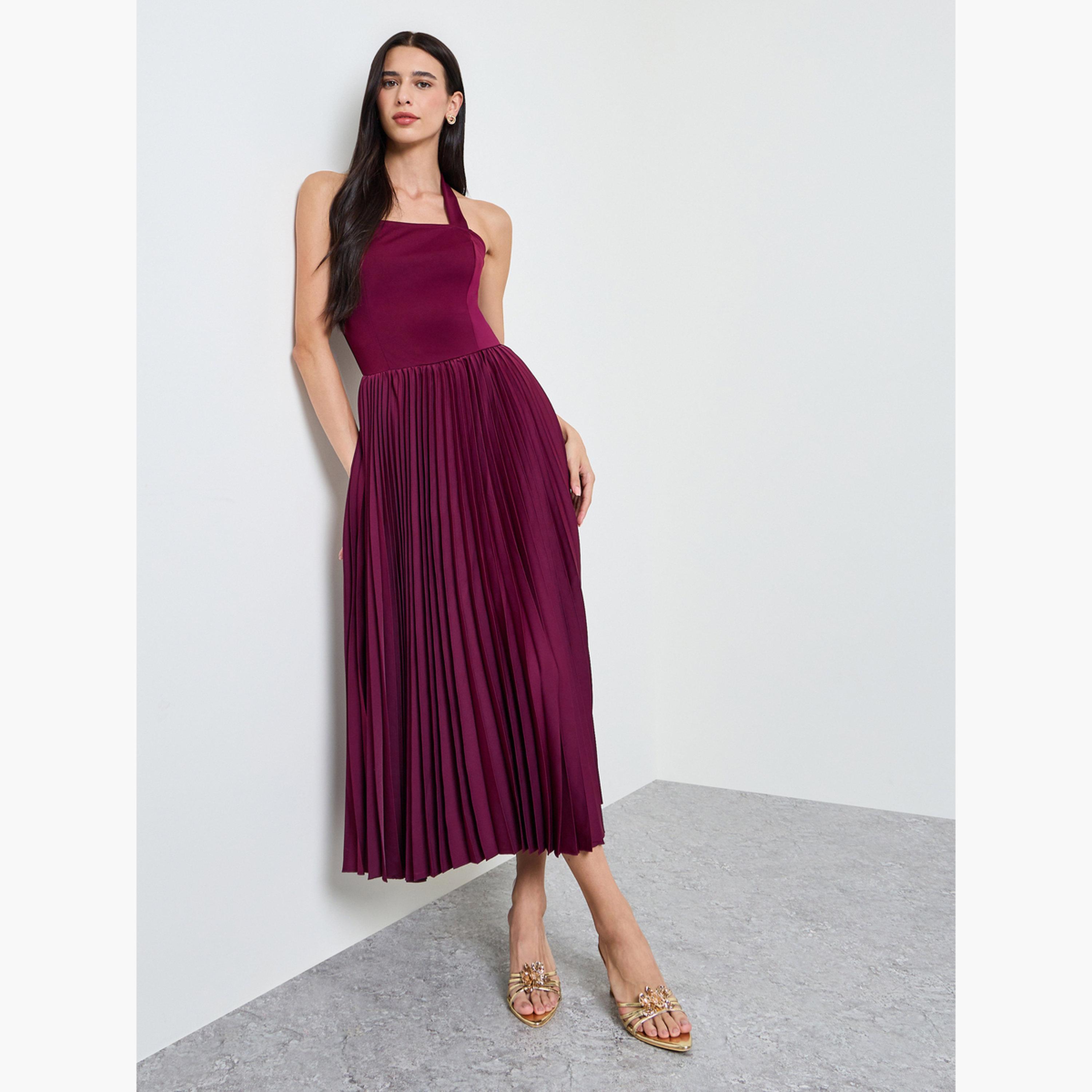 فستان طويل بحافة واسعة بياقة هولتر وكسرات-women-clothing-dresses-image-3
