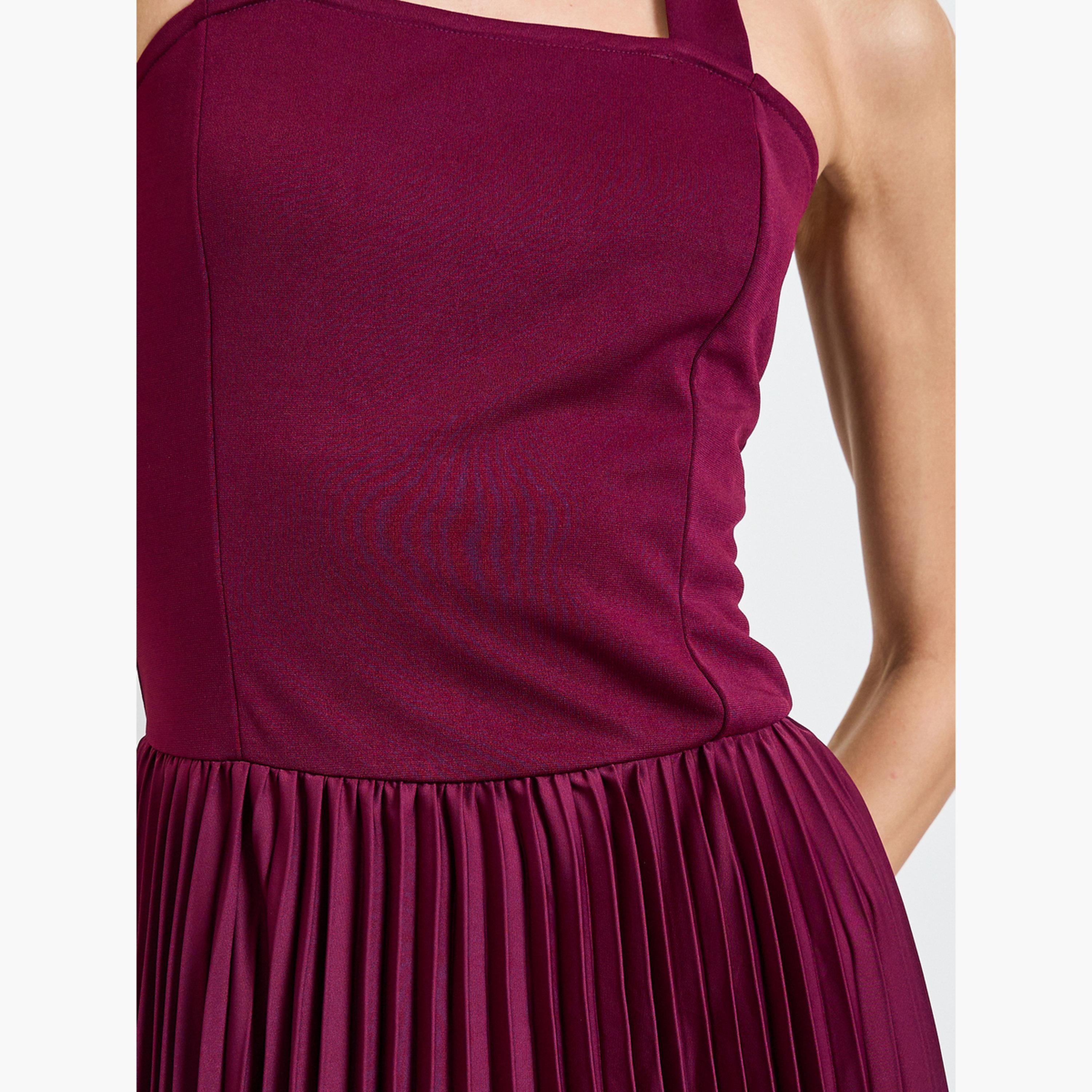 فستان طويل بحافة واسعة بياقة هولتر وكسرات-women-clothing-dresses-image-5
