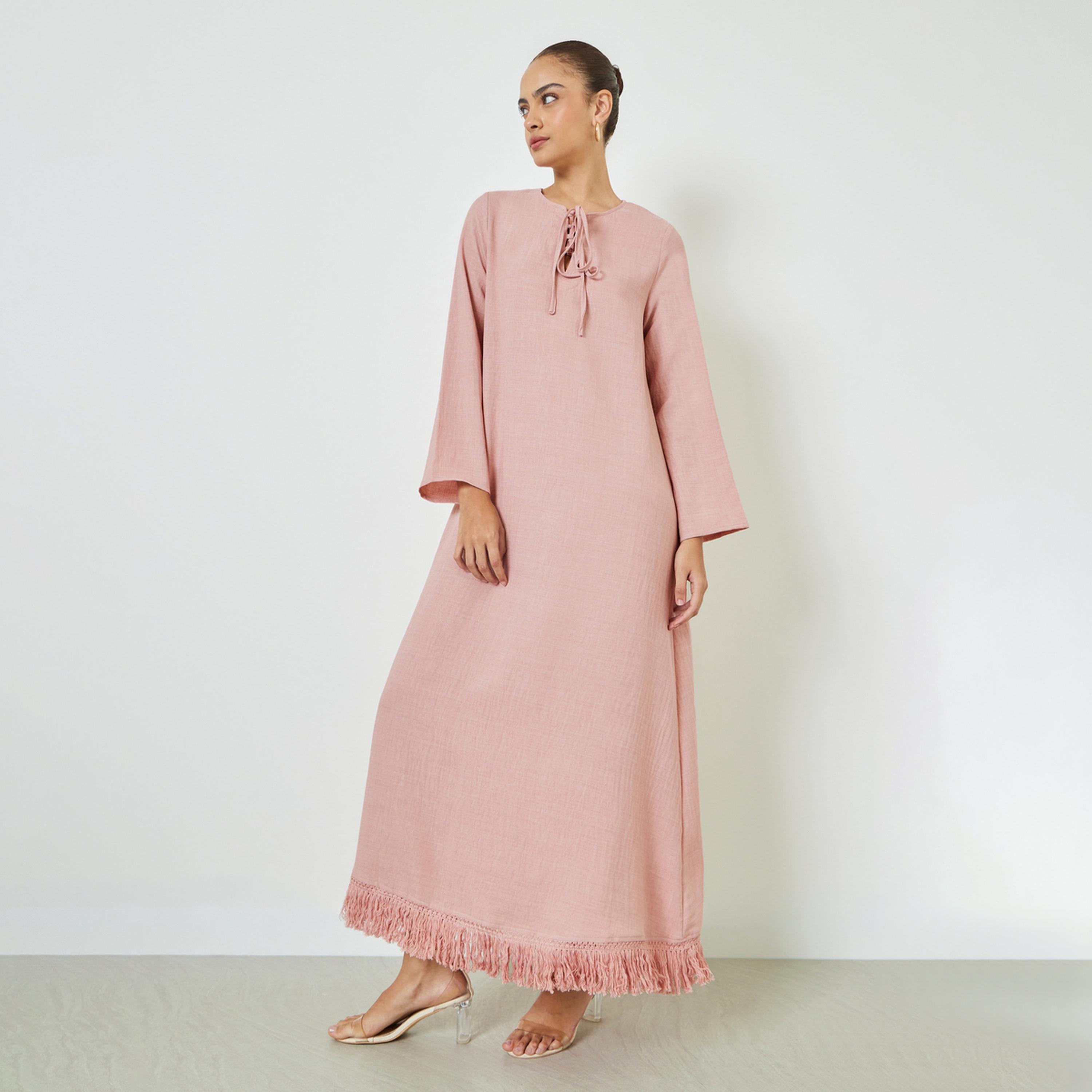 جلابية بحافة واسعة ومزينة بشرابات باللون الوردي-women-arabicclothing-jalabiyas-image-1