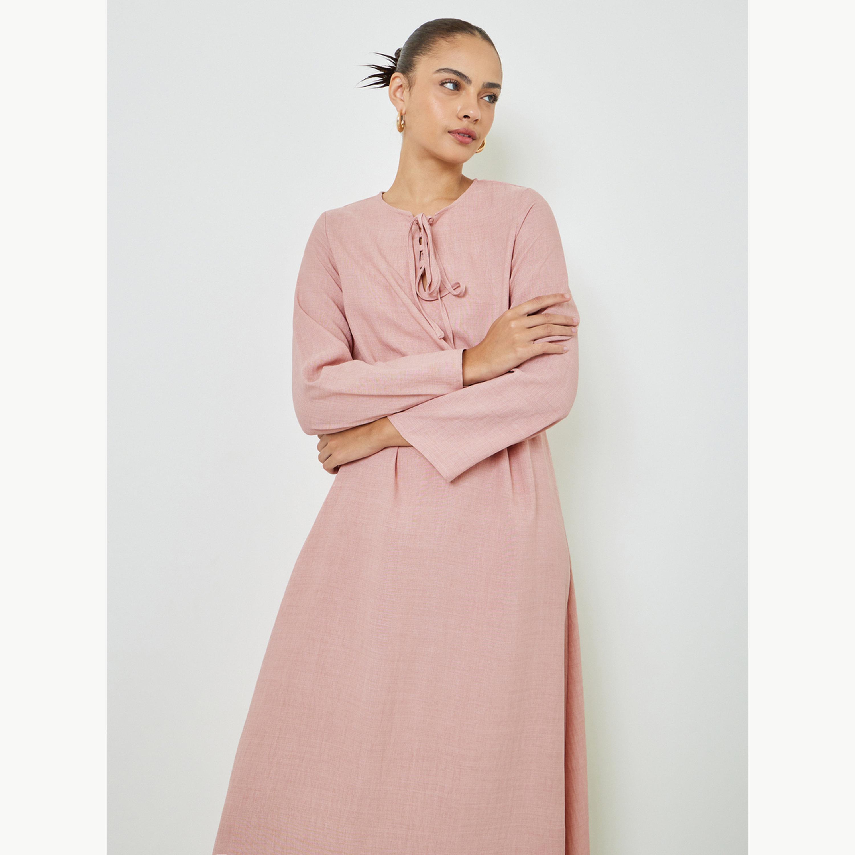 جلابية بحافة واسعة ومزينة بشرابات باللون الوردي-women-arabicclothing-jalabiyas-image-2