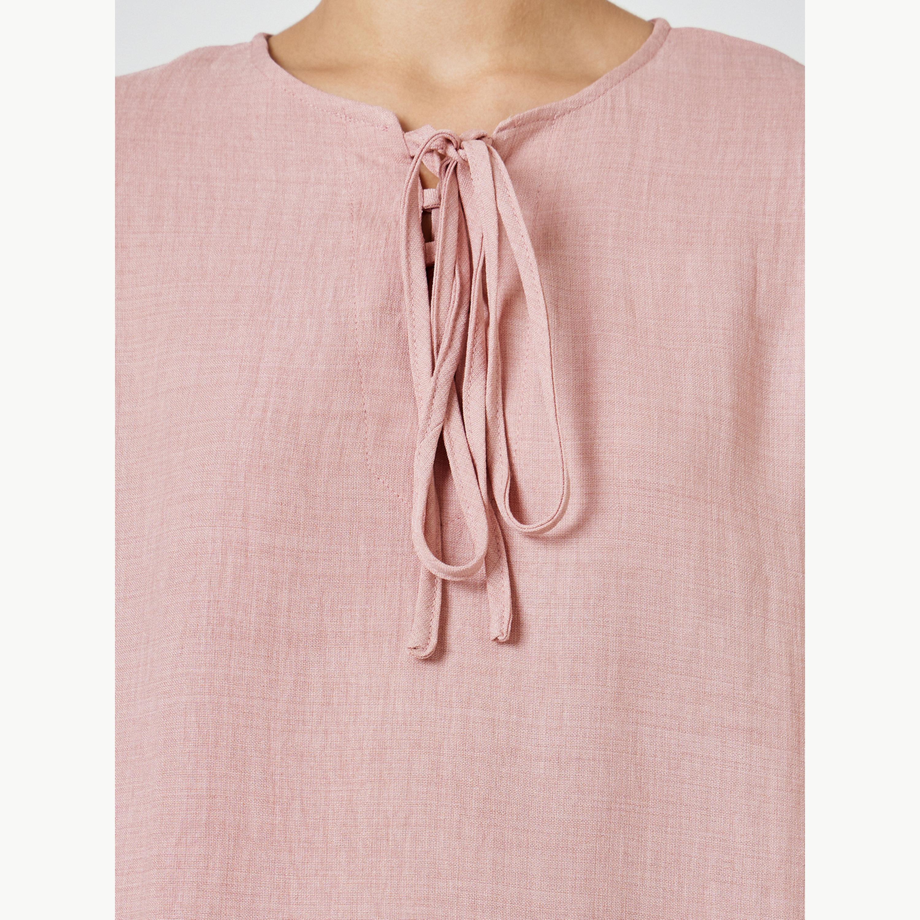 جلابية بحافة واسعة ومزينة بشرابات باللون الوردي-women-arabicclothing-jalabiyas-image-4