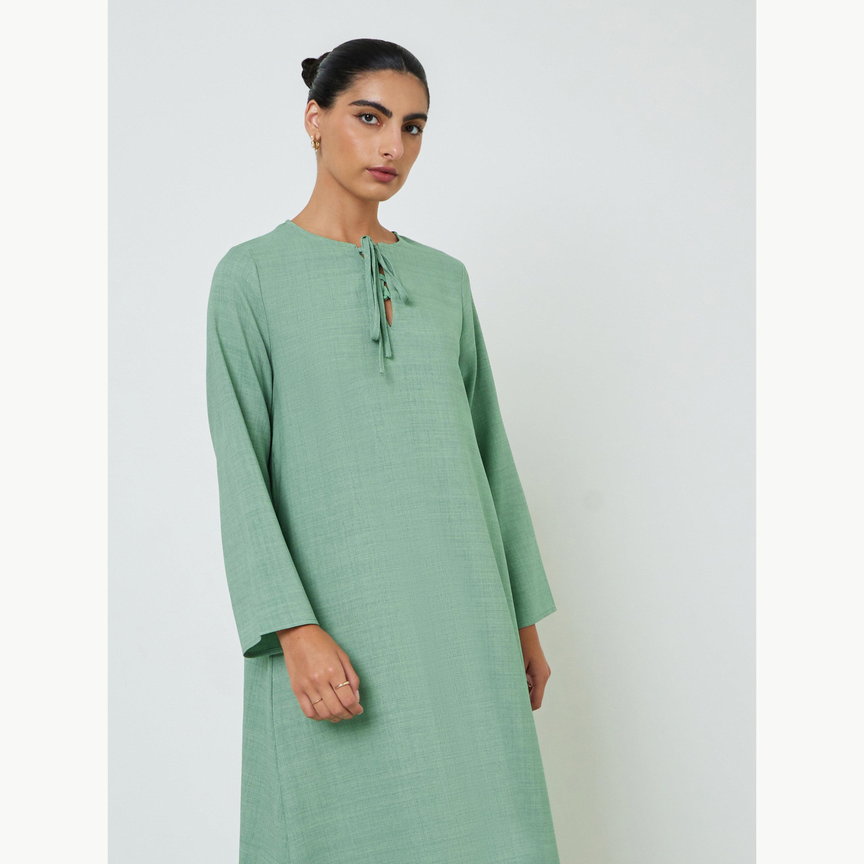 جلابية بحافة واسعة ومزينة بشرابات باللون الأخضر-women-arabicclothing-jalabiyas-image-2