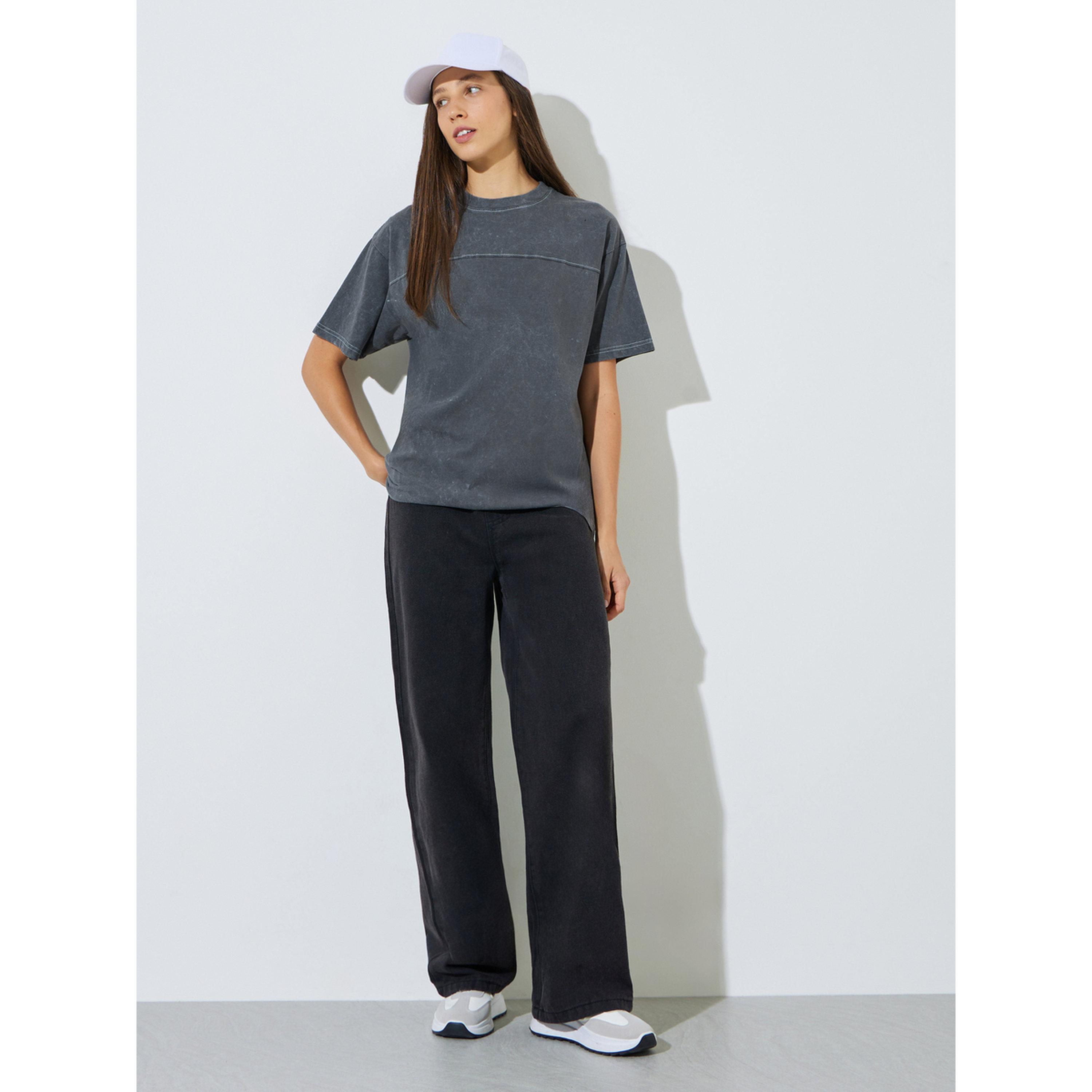 تيشيرت درزات متباينة ومغسول حمضياً باللون الرمادي-women-clothing-tshirts-image-2