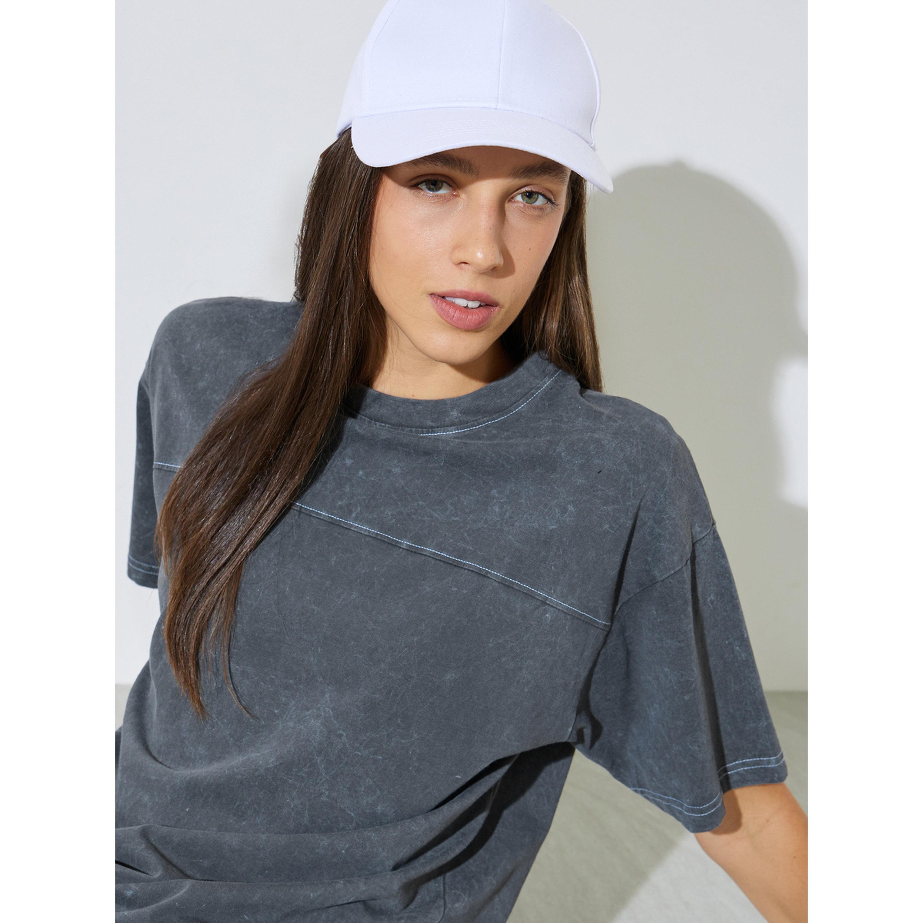 تيشيرت درزات متباينة ومغسول حمضياً باللون الرمادي-women-clothing-tshirts-image-3