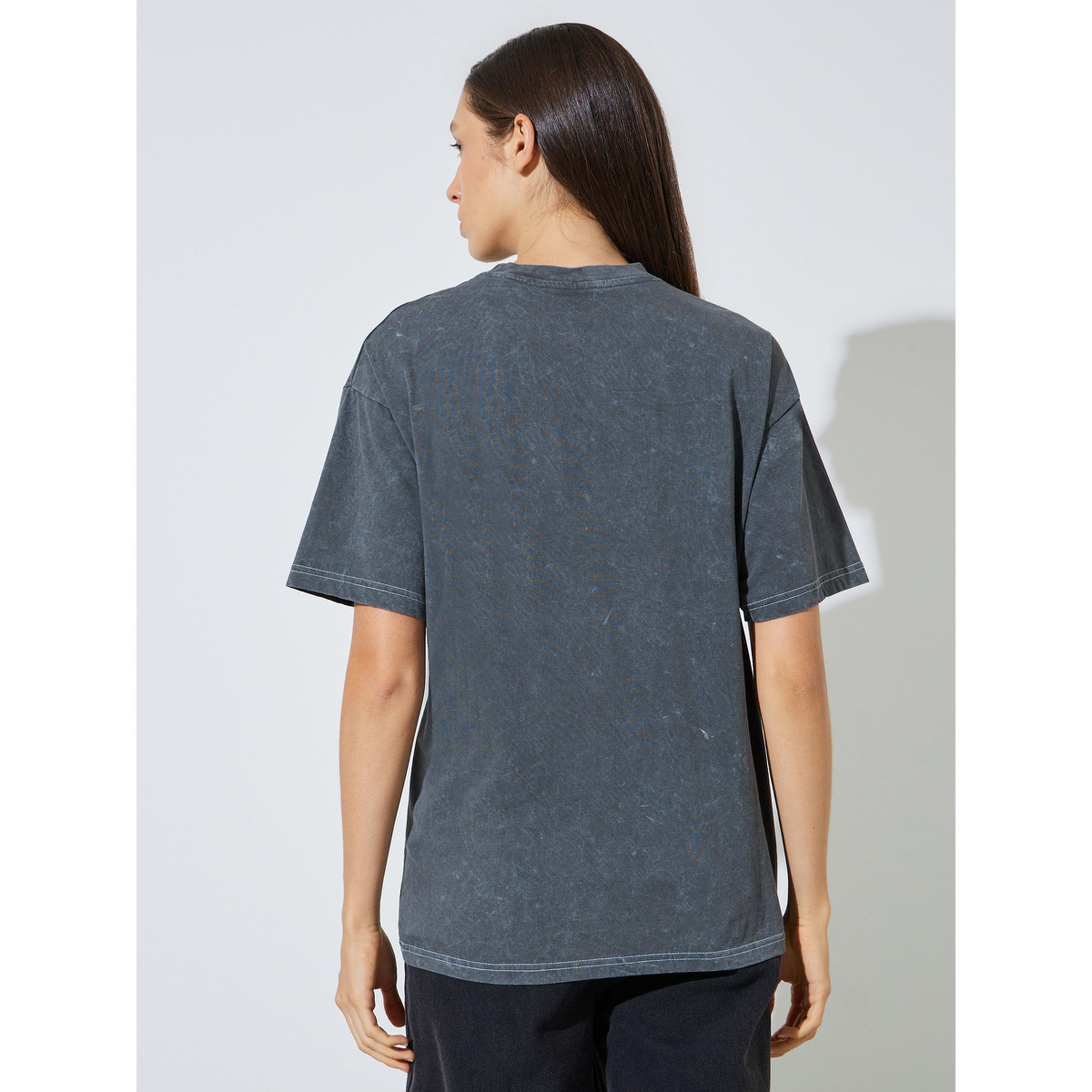 تيشيرت درزات متباينة ومغسول حمضياً باللون الرمادي-women-clothing-tshirts-image-4