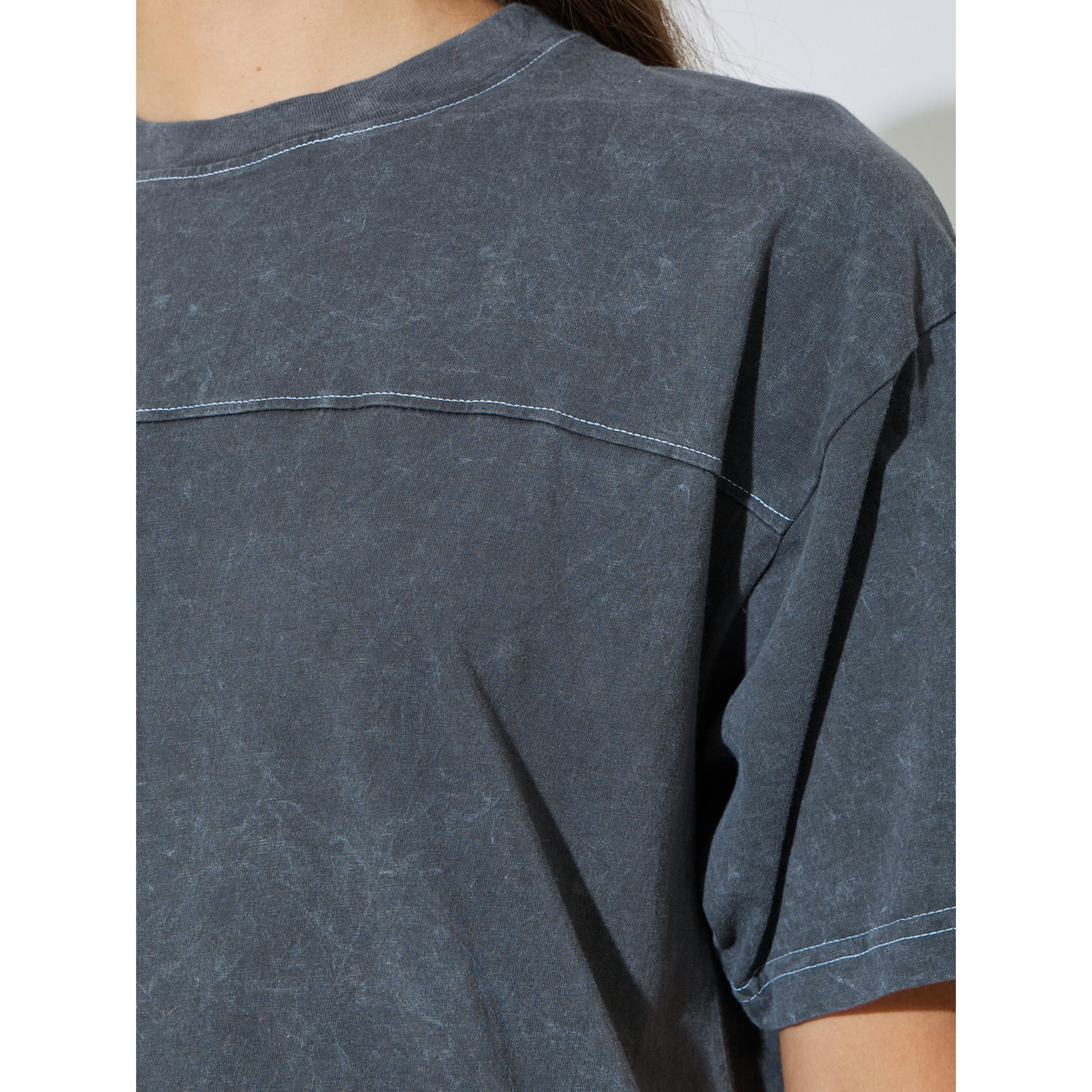 تيشيرت درزات متباينة ومغسول حمضياً باللون الرمادي-women-clothing-tshirts-image-5