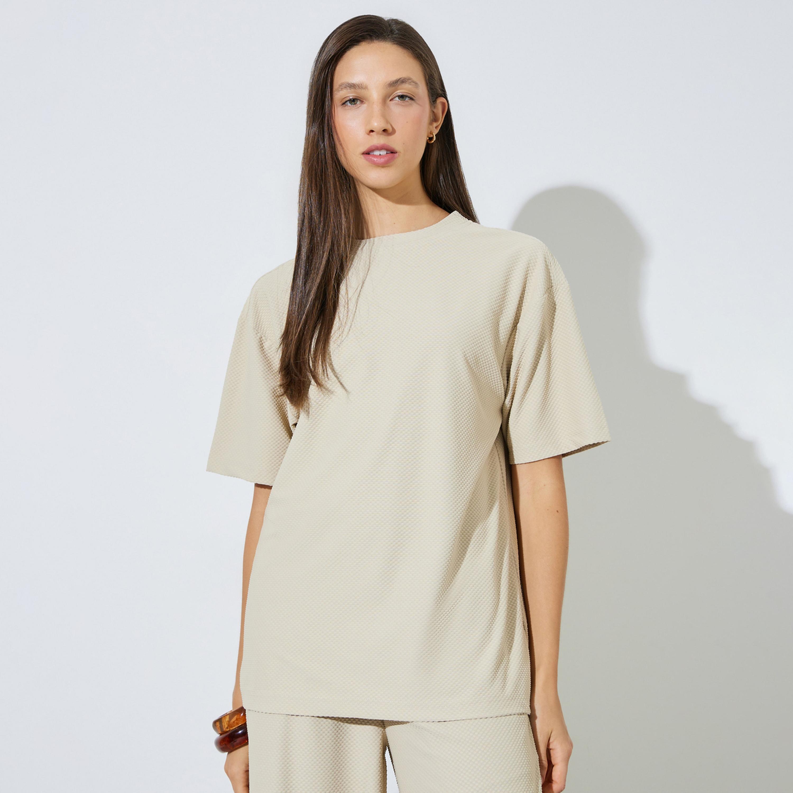 تيشيرت واسع بياقة دائرية وتفاصيل بارزة الملمس-women-clothing-tshirts-image-1