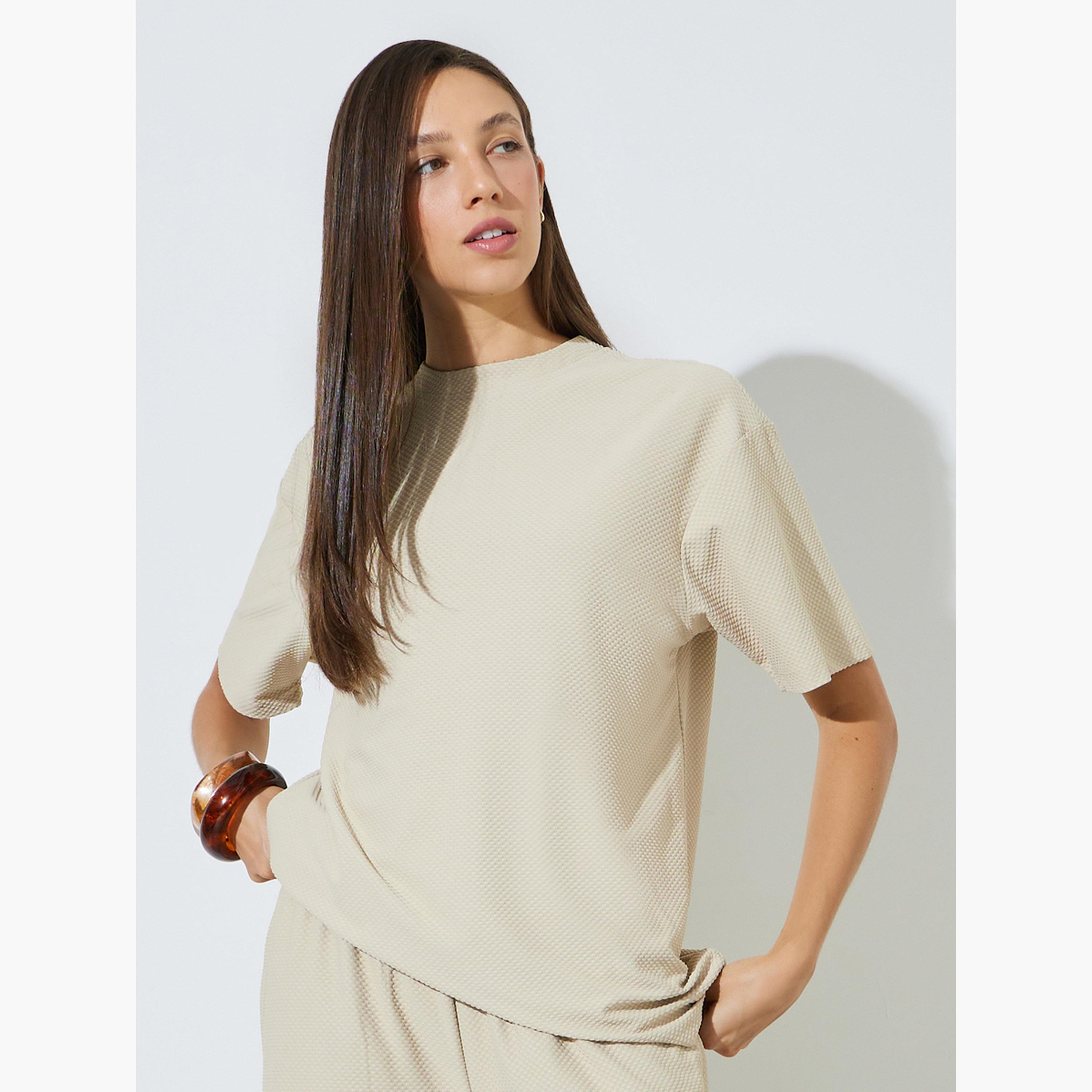 تيشيرت واسع بياقة دائرية وتفاصيل بارزة الملمس-women-clothing-tshirts-image-3